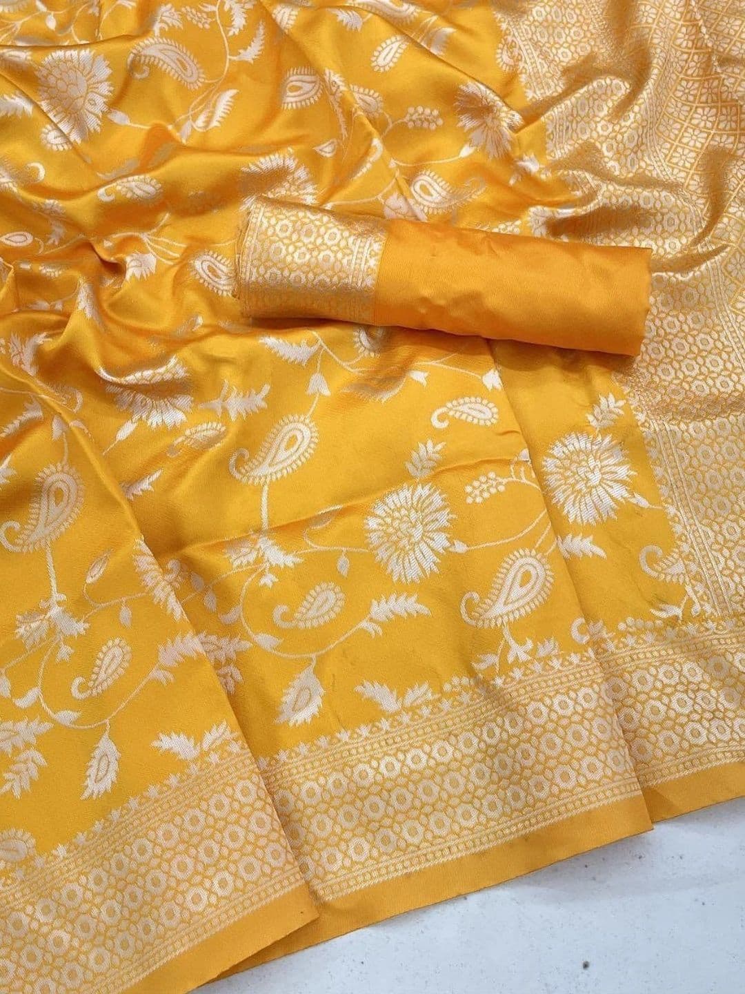 Milvia Ethnic Motifs Zari Silk Blend Designer Banarasi Saree thumbnail 6