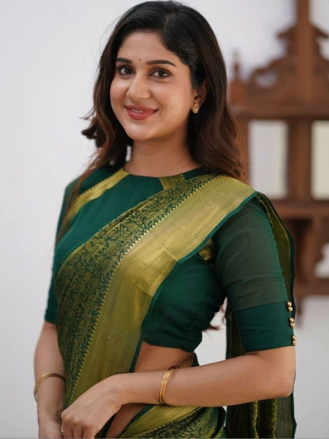 Mitera Woven Design Zari Silk Blend Banarasi Saree thumbnail 3