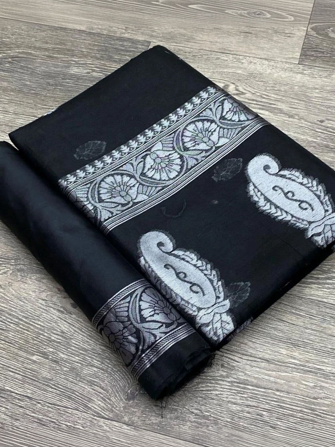 Mitera Woven Design Zari Silk Blend Banarasi Saree thumbnail 2