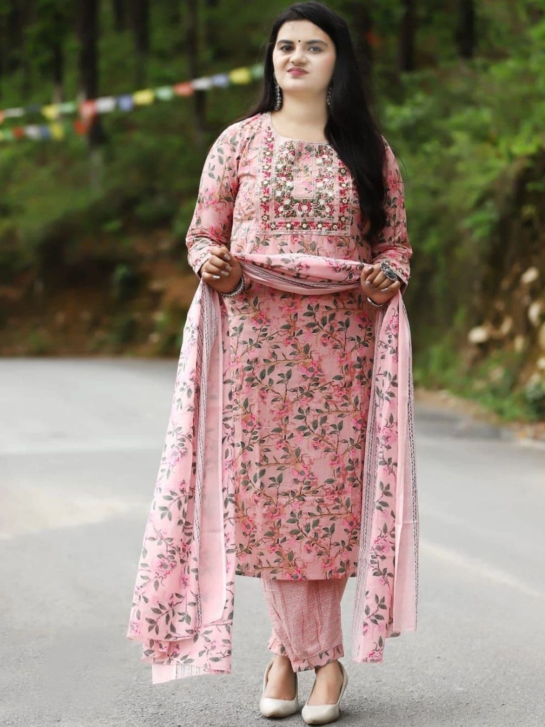 Ethnikaasilqora Women Floral Printed Regular Thread Work Kurta with Patiala & With Dupatta thumbnail 4