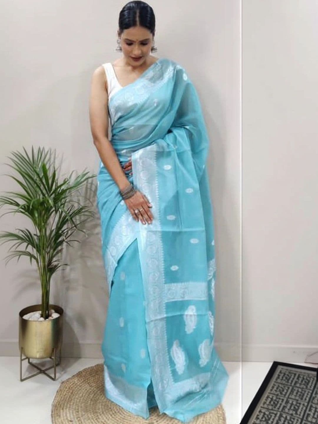 Mitera Woven Design Zari Silk Blend Banarasi Saree thumbnail 5