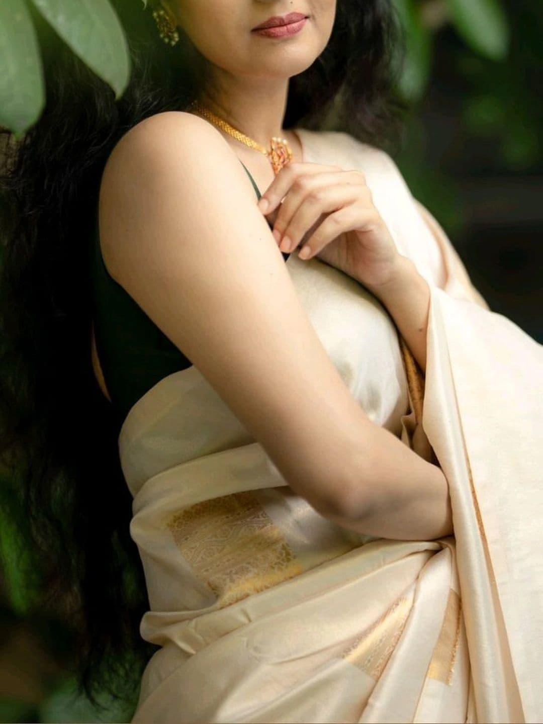 Mitera Woven Design Zari Silk Blend Banarasi Saree thumbnail 3