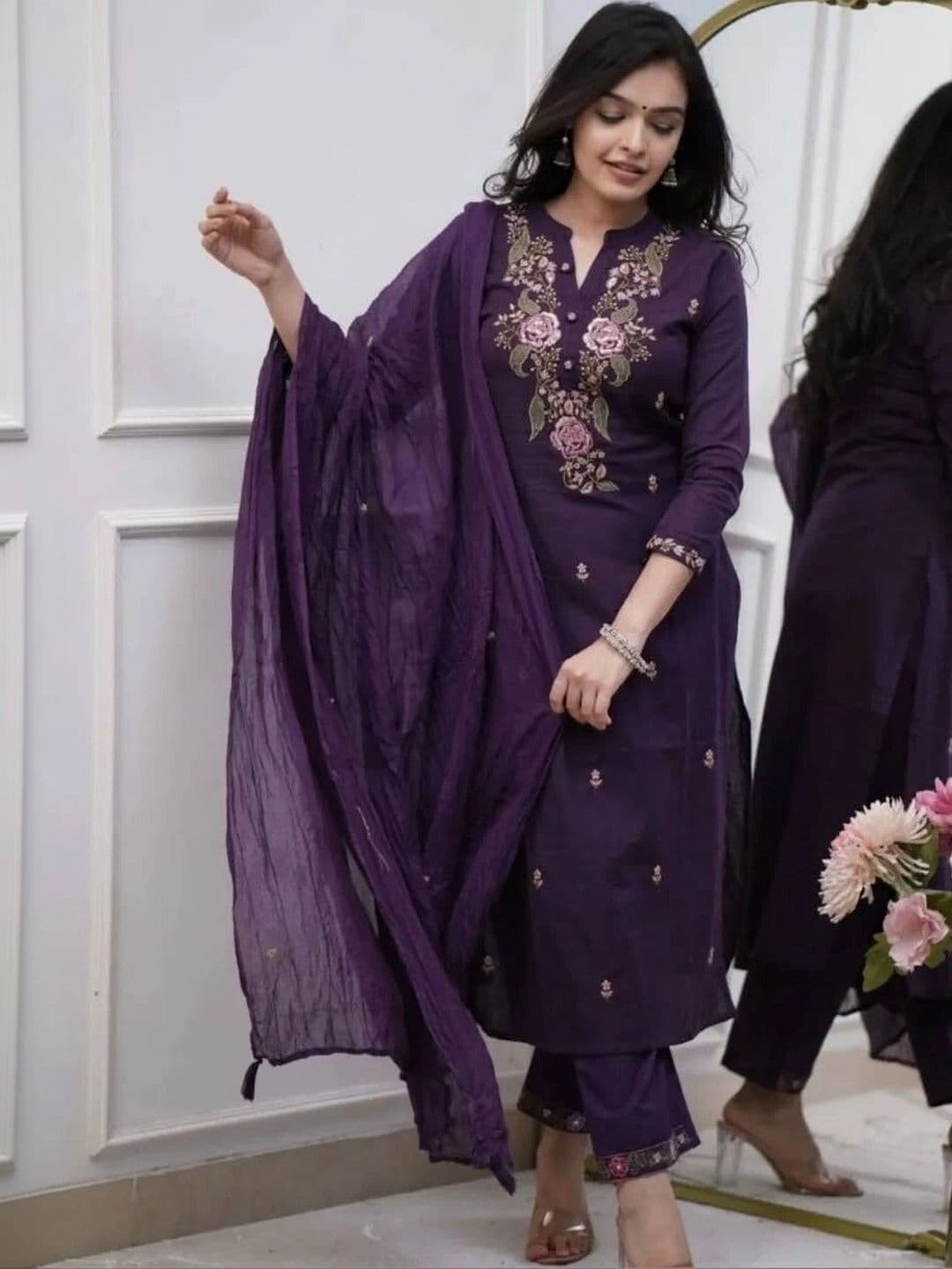 Ethnikaasilqora Women Floral Embroidered Regular Thread Work Kurta with Palazzos & With Dupatta thumbnail 5
