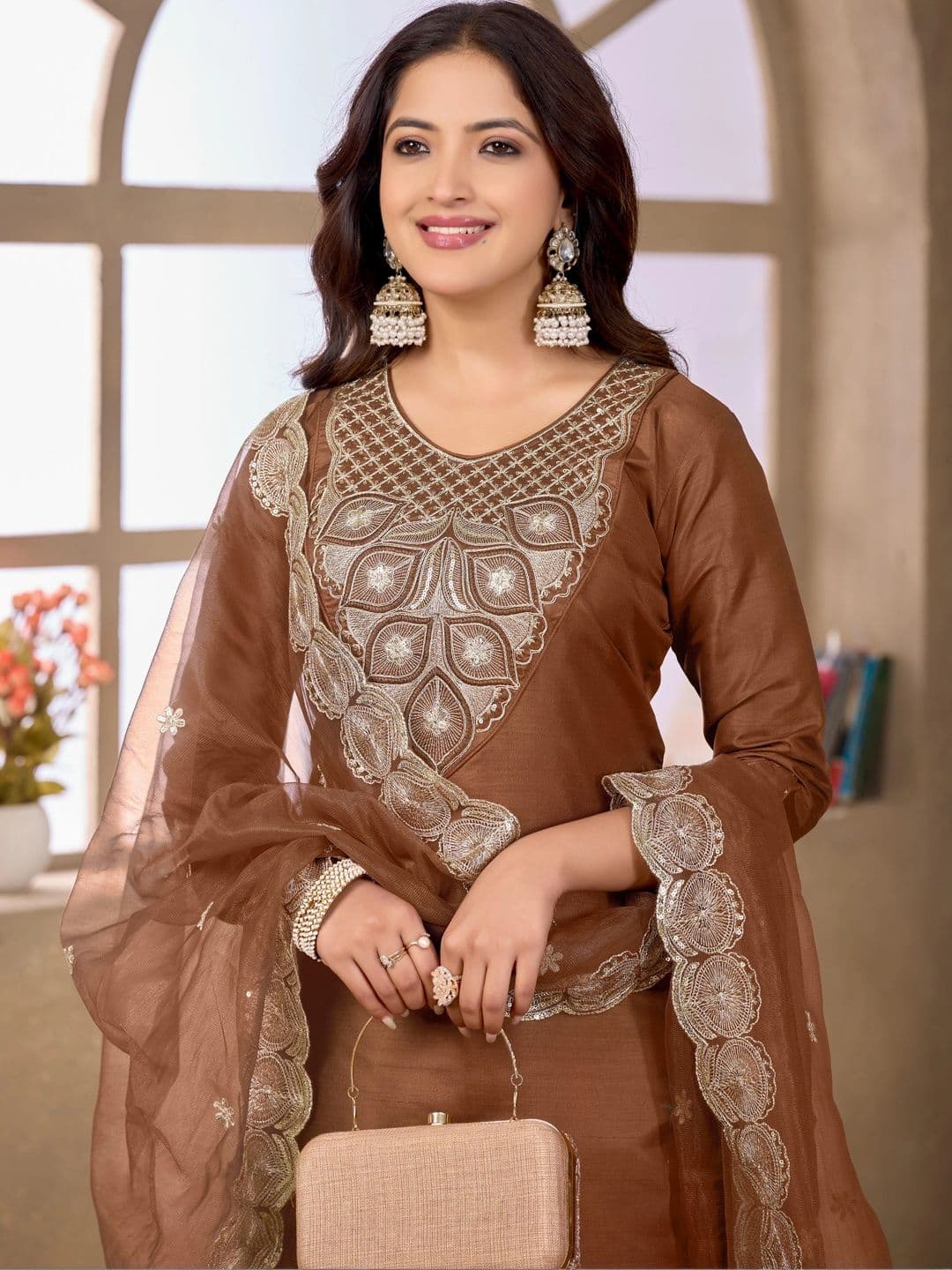 Klotden Women Ethnic Motifs Embroidered Regular Thread Work Kurta with Trousers & With Dupatta thumbnail 4