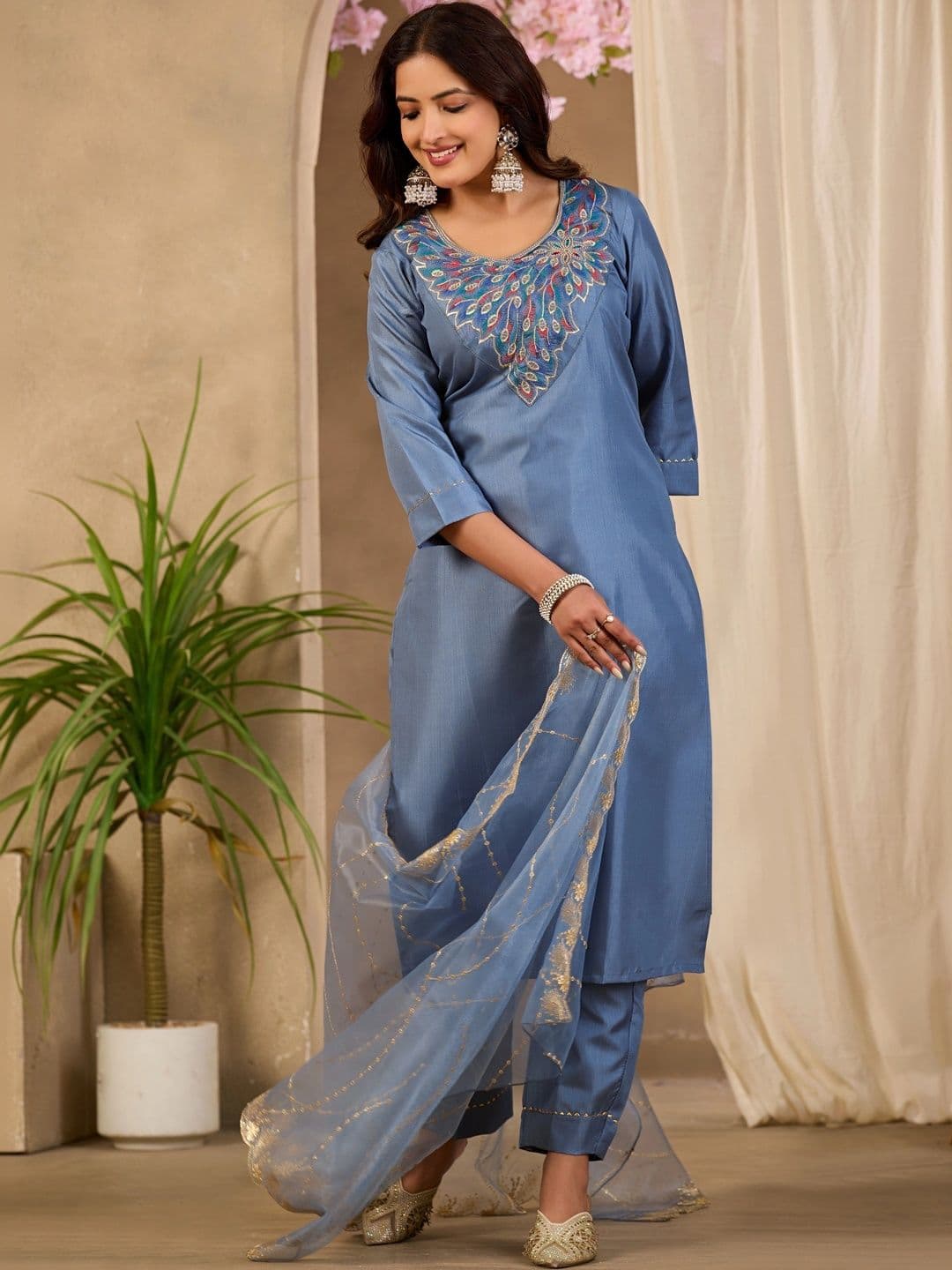 Klotden Women Ethnic Motifs Embroidered Regular Thread Work Kurta with Trousers & With Dupatta thumbnail 5