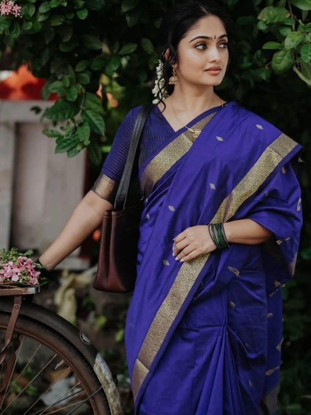 Mitera Woven Design Zari Banarasi Saree thumbnail 3