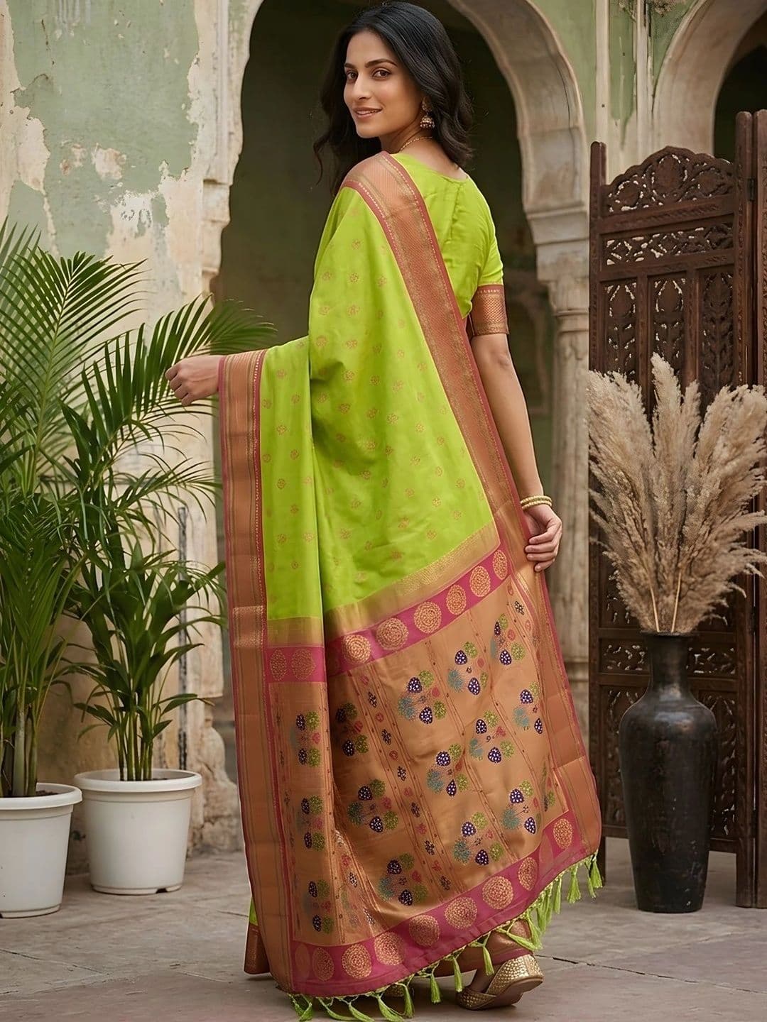 Urbanari Woven Design Zari Silk Blend Banarasi Saree thumbnail 4