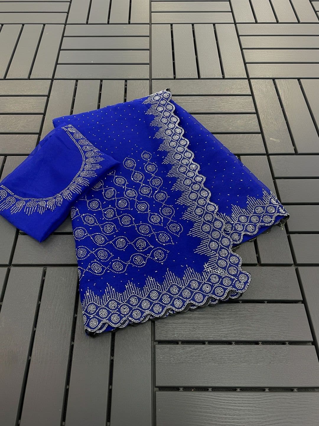 SmileyFashion Embellished Pure Georgette Saree thumbnail 5