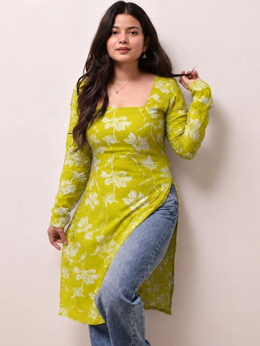 SHRISTHVAN Women Floral Printed Floral Kurta thumbnail 4