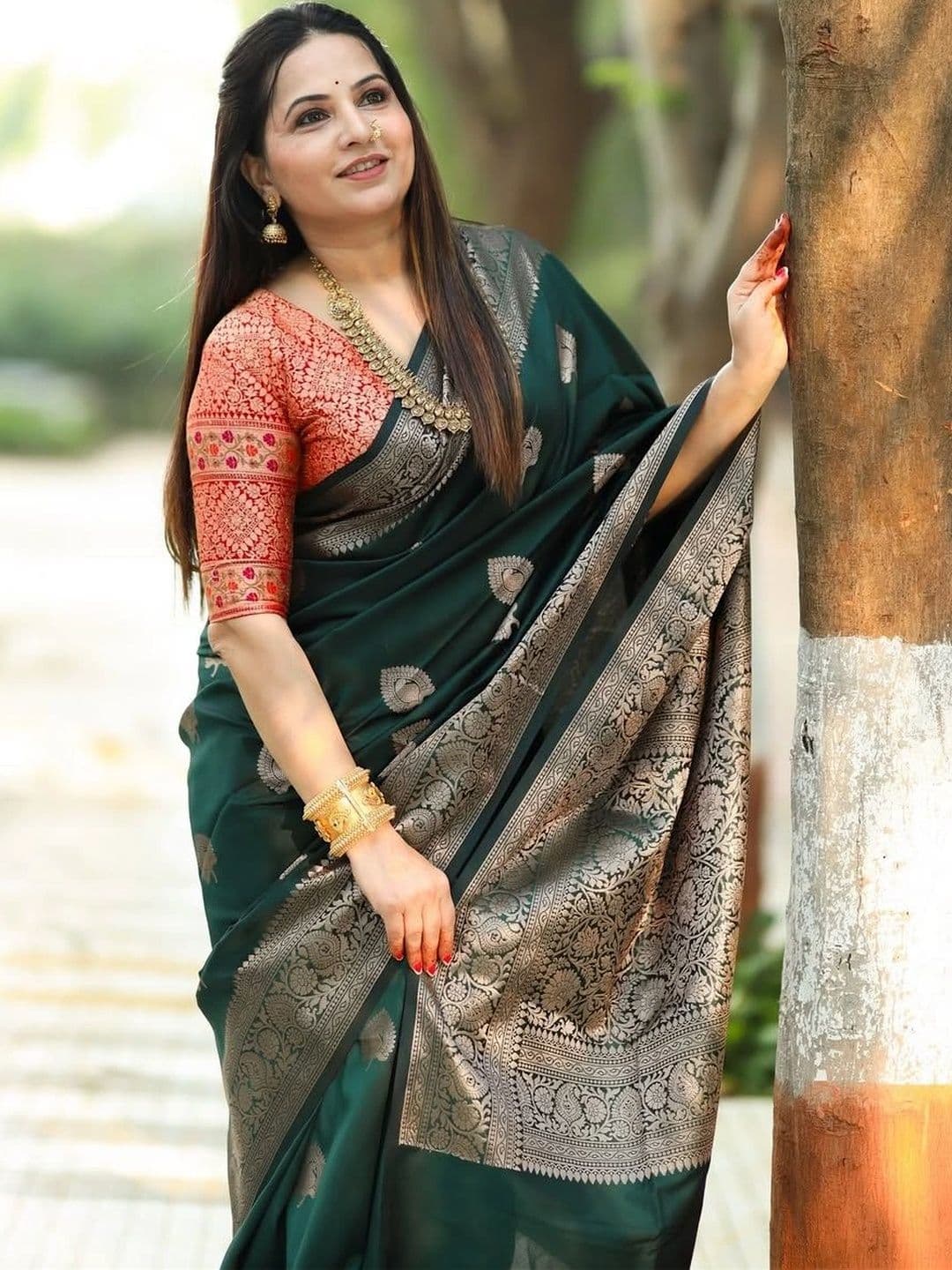 Mitera Woven Design Zari Silk Blend Banarasi Saree thumbnail 5