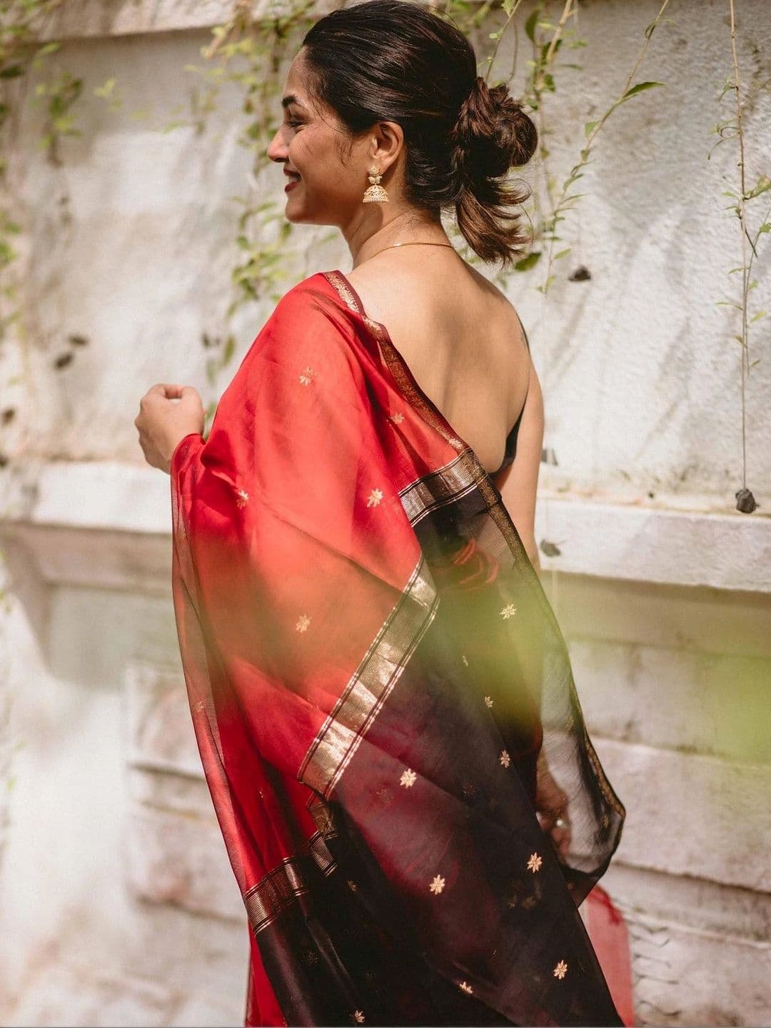 HERE&NOW Woven Design Zari Silk Blend Banarasi Saree thumbnail 3