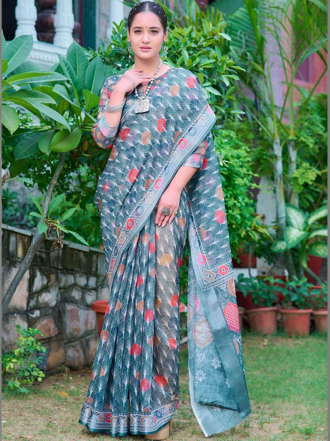 Maroosh women Floral Saree thumbnail 6