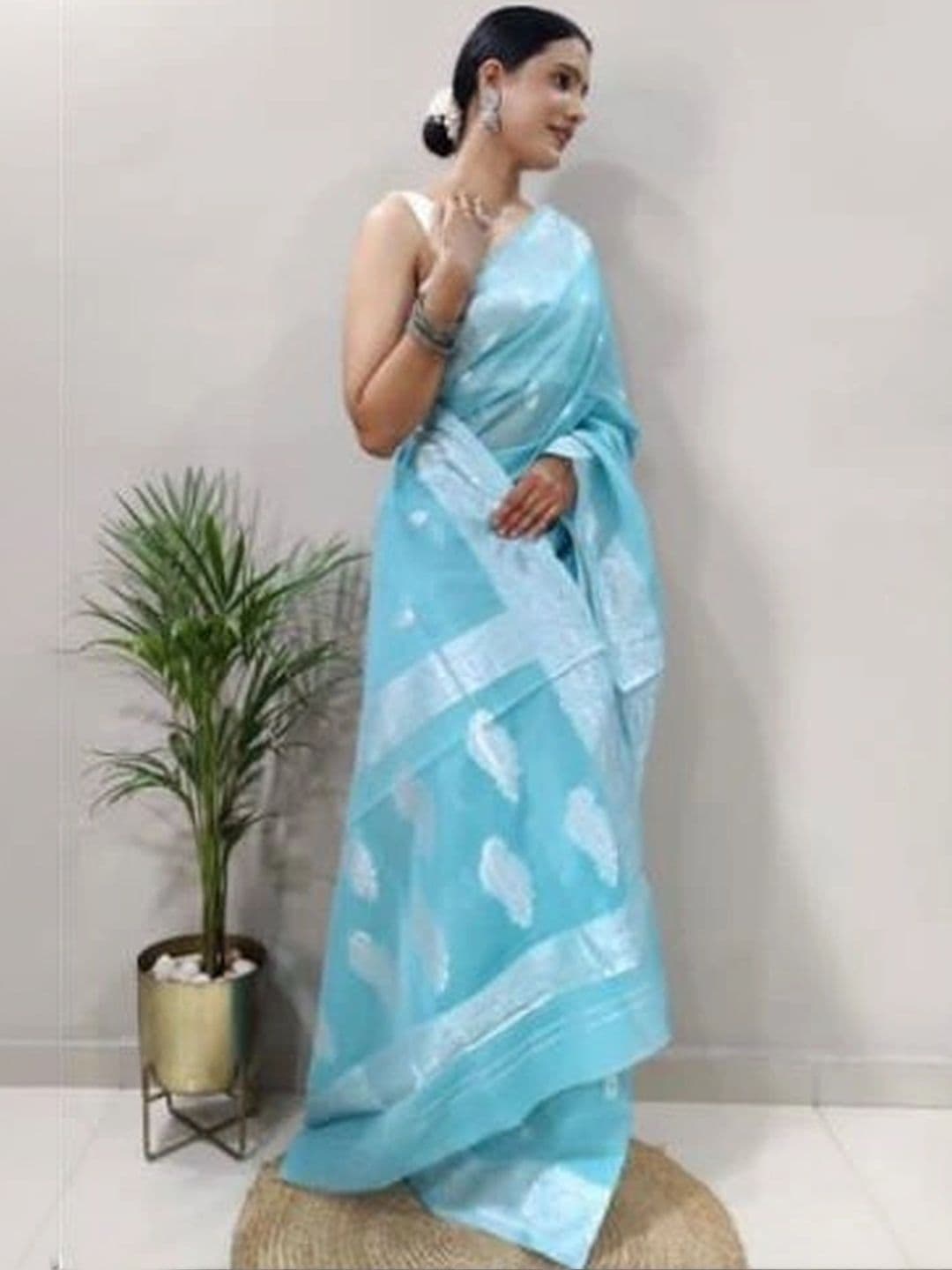 Mitera Woven Design Zari Silk Blend Banarasi Saree thumbnail 2
