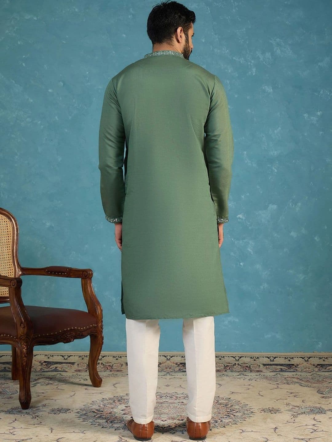 House of Pataudi Men Embellished Mirror Work Kurta thumbnail 2