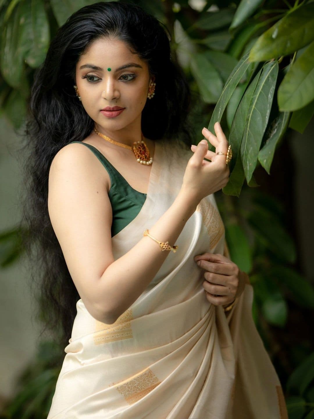 Mitera Woven Design Zari Silk Blend Banarasi Saree thumbnail 2