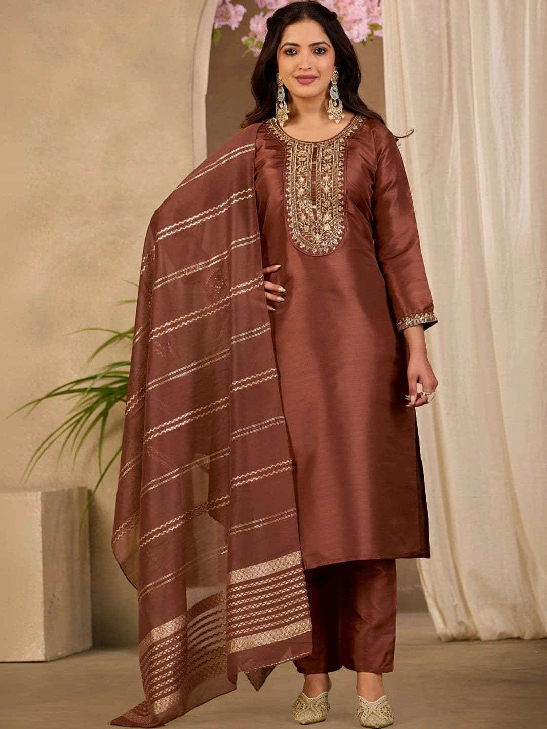 Klotden Women Ethnic Motifs Embroidered Regular Kurta with Trousers & Dupatta - view 1