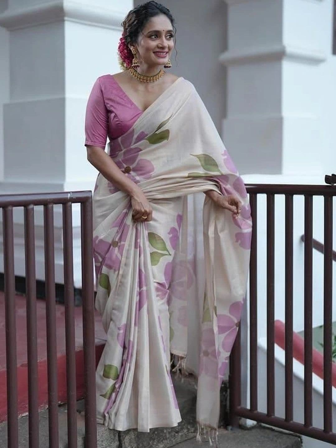 vidhyarani Women Floral Printed Saree with Blouse Piece thumbnail 2