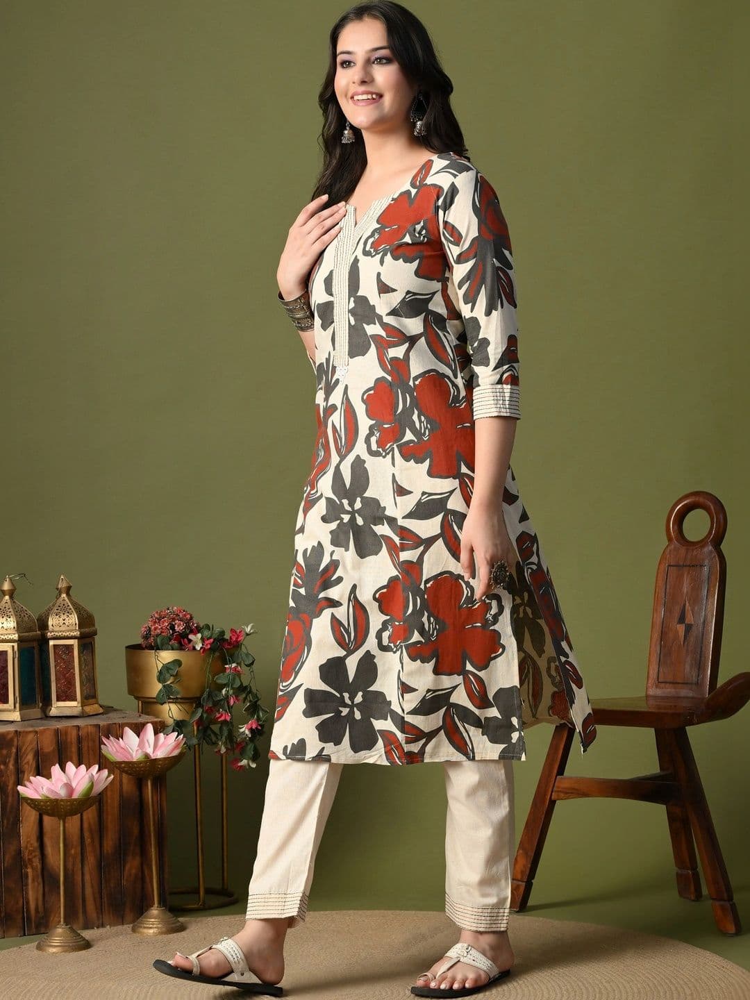 ROSHNI Women Floral Printed Regular Thread Work Pure Cotton Kurta with Trousers thumbnail 3