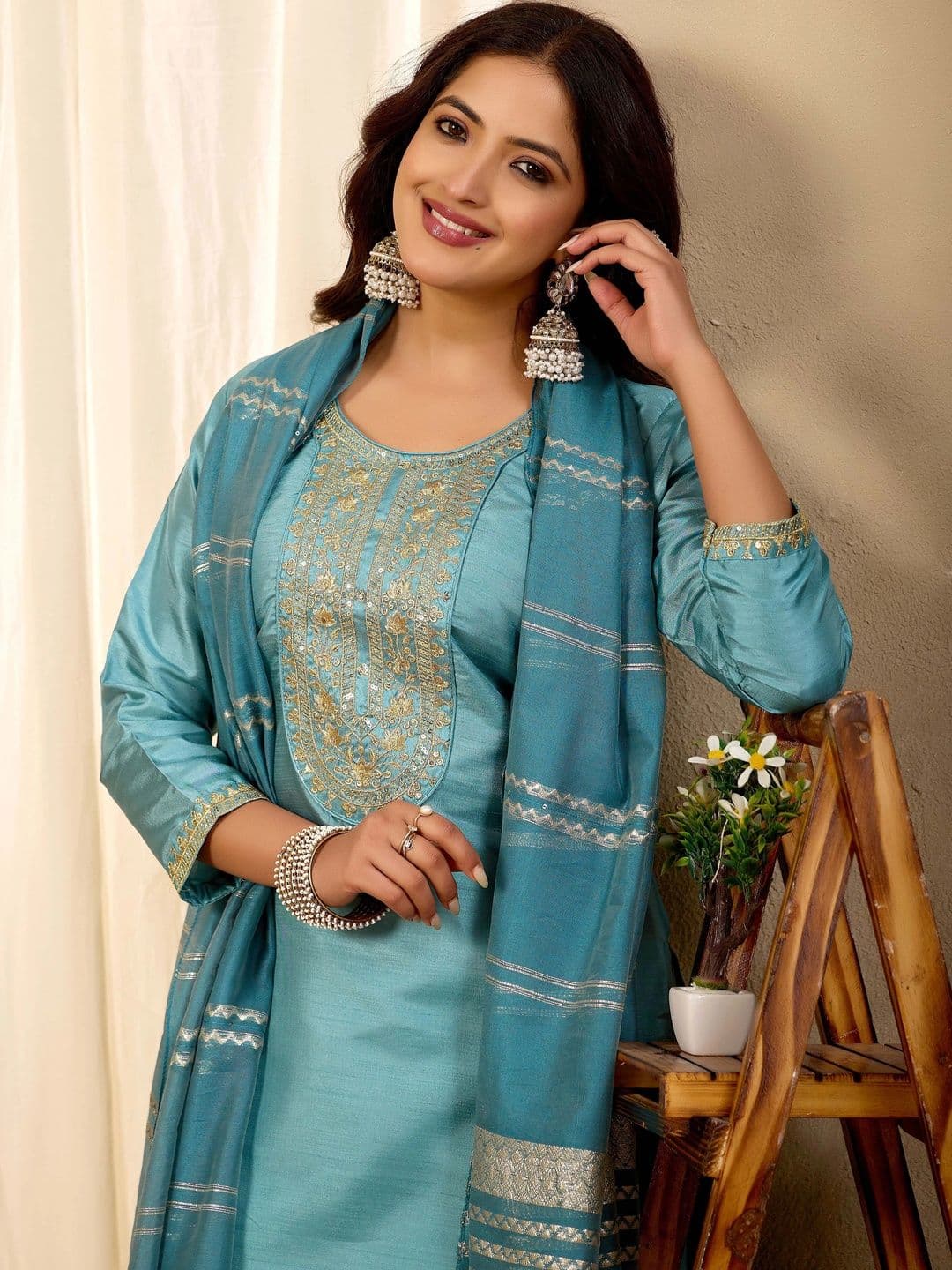 Klotden Women Ethnic Motifs Embroidered Regular Thread Work Kurta with Trousers & With Dupatta thumbnail 5