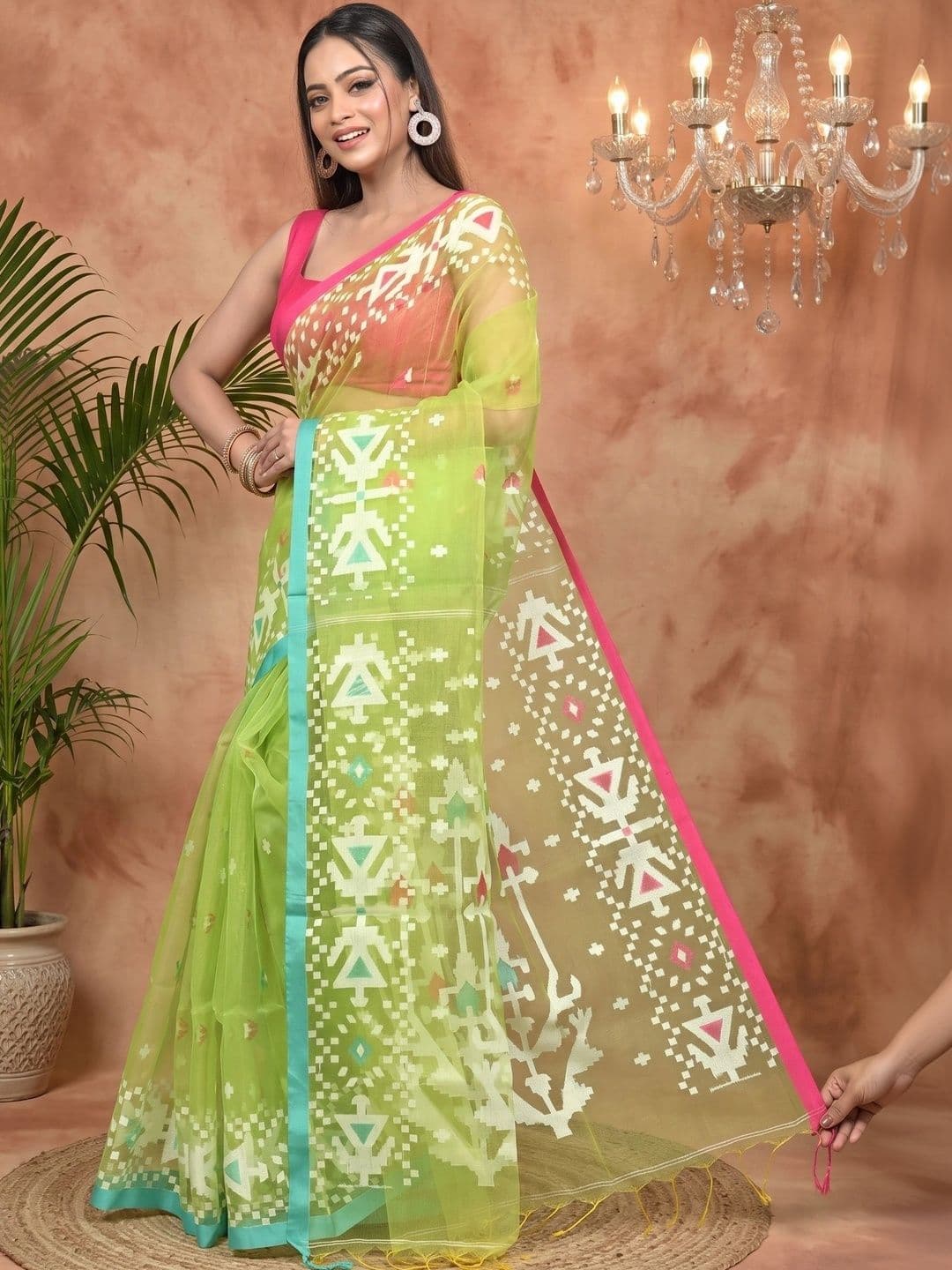 GitAsit Women Woven Design Sequinned Handloom Taant Saree thumbnail 7