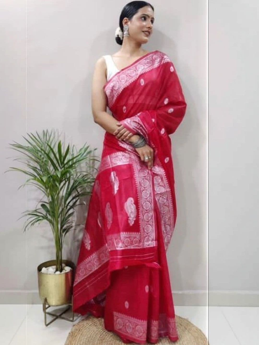 Mitera Woven Design Zari Silk Blend Banarasi Saree thumbnail 3