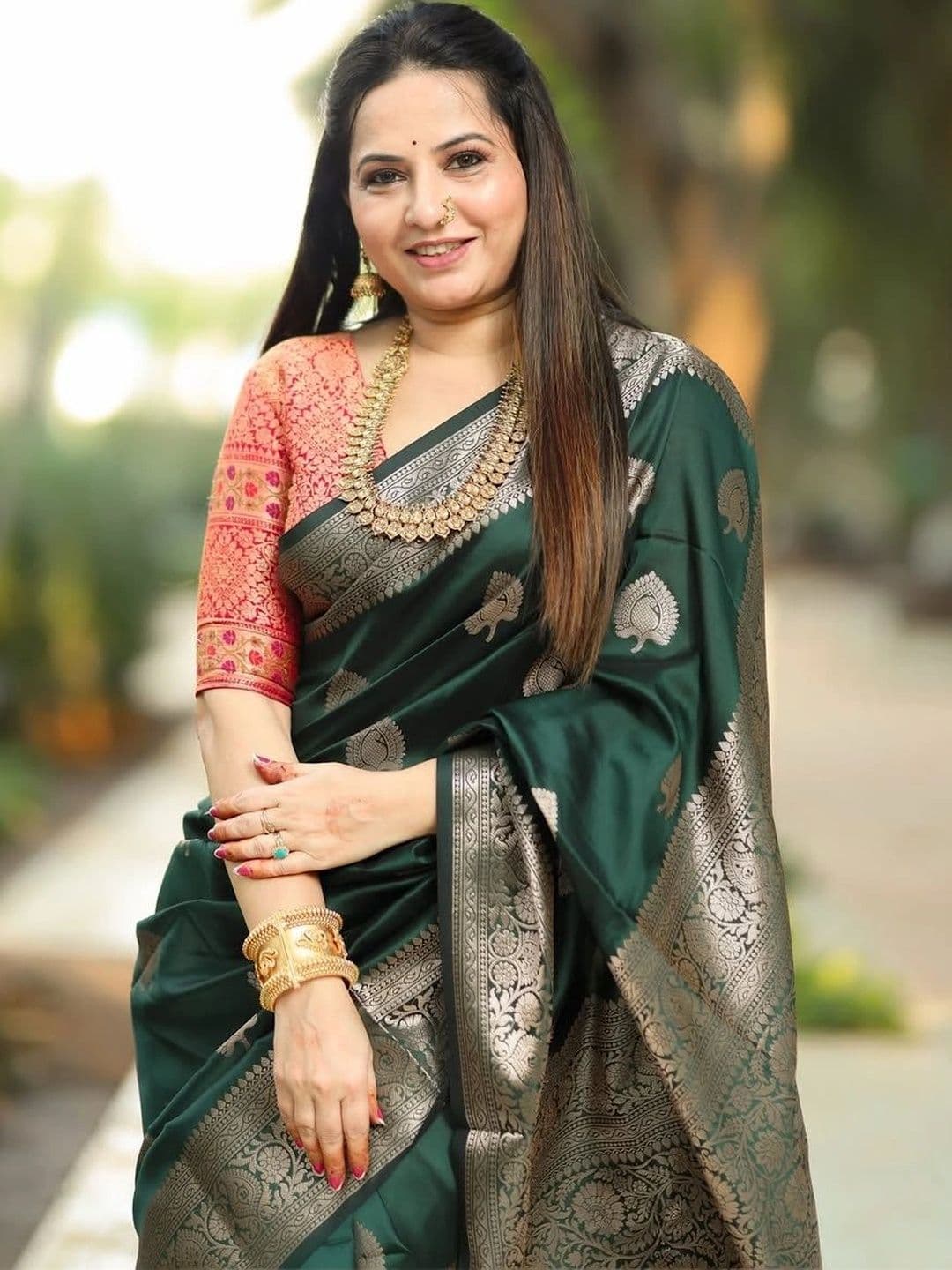 Mitera Woven Design Zari Silk Blend Banarasi Saree thumbnail 4