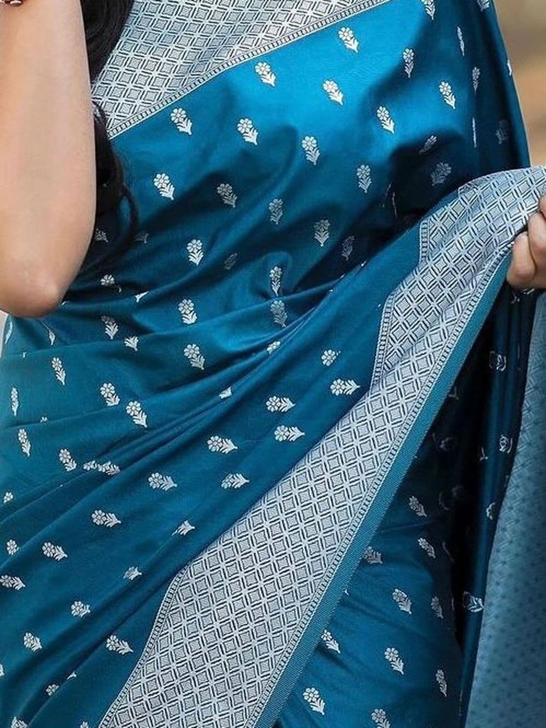 Mitera Woven Design Zari Banarasi Saree thumbnail 3