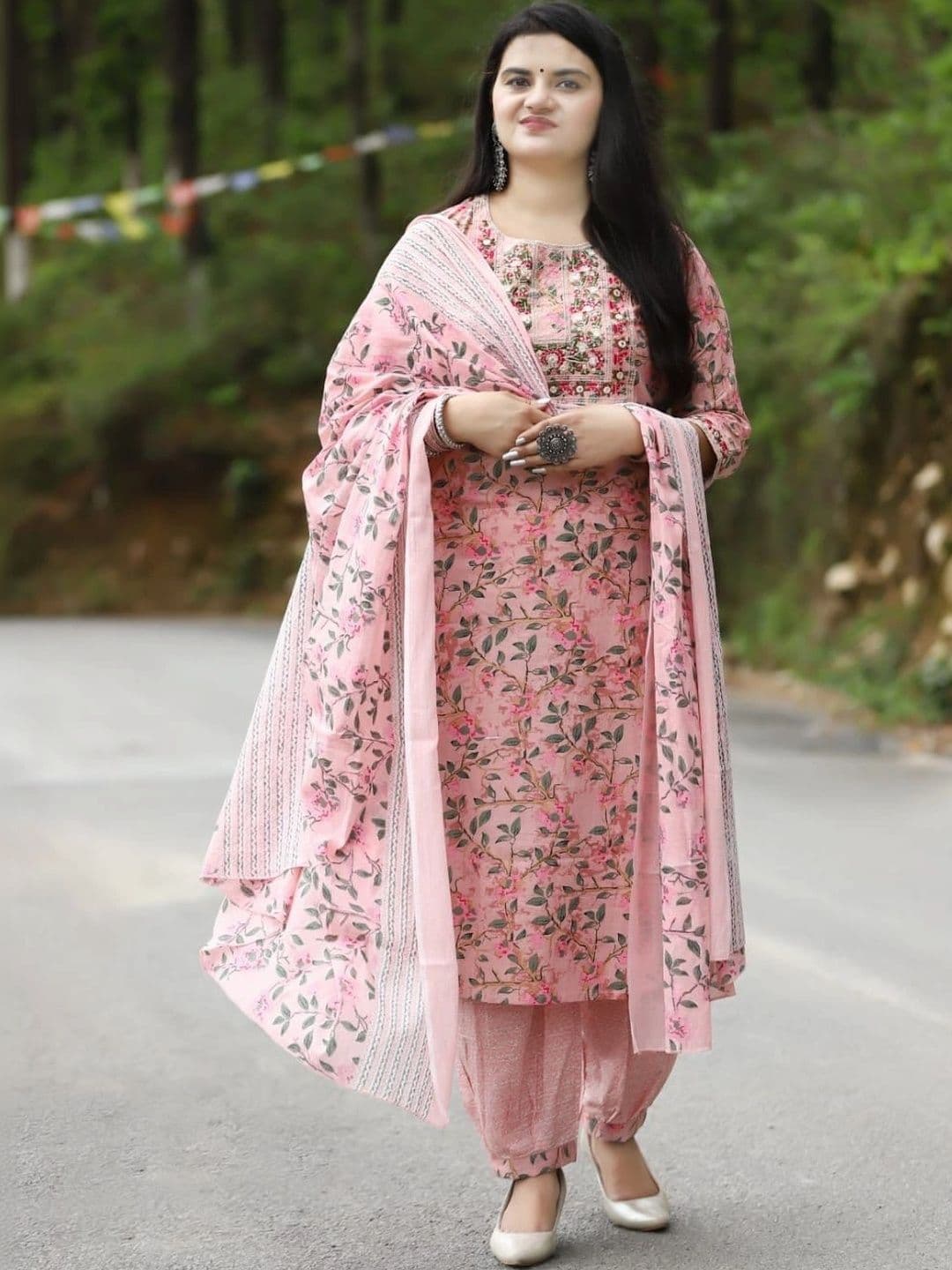 Ethnikaasilqora Women Floral Printed Regular Thread Work Kurta with Patiala & With Dupatta thumbnail 3