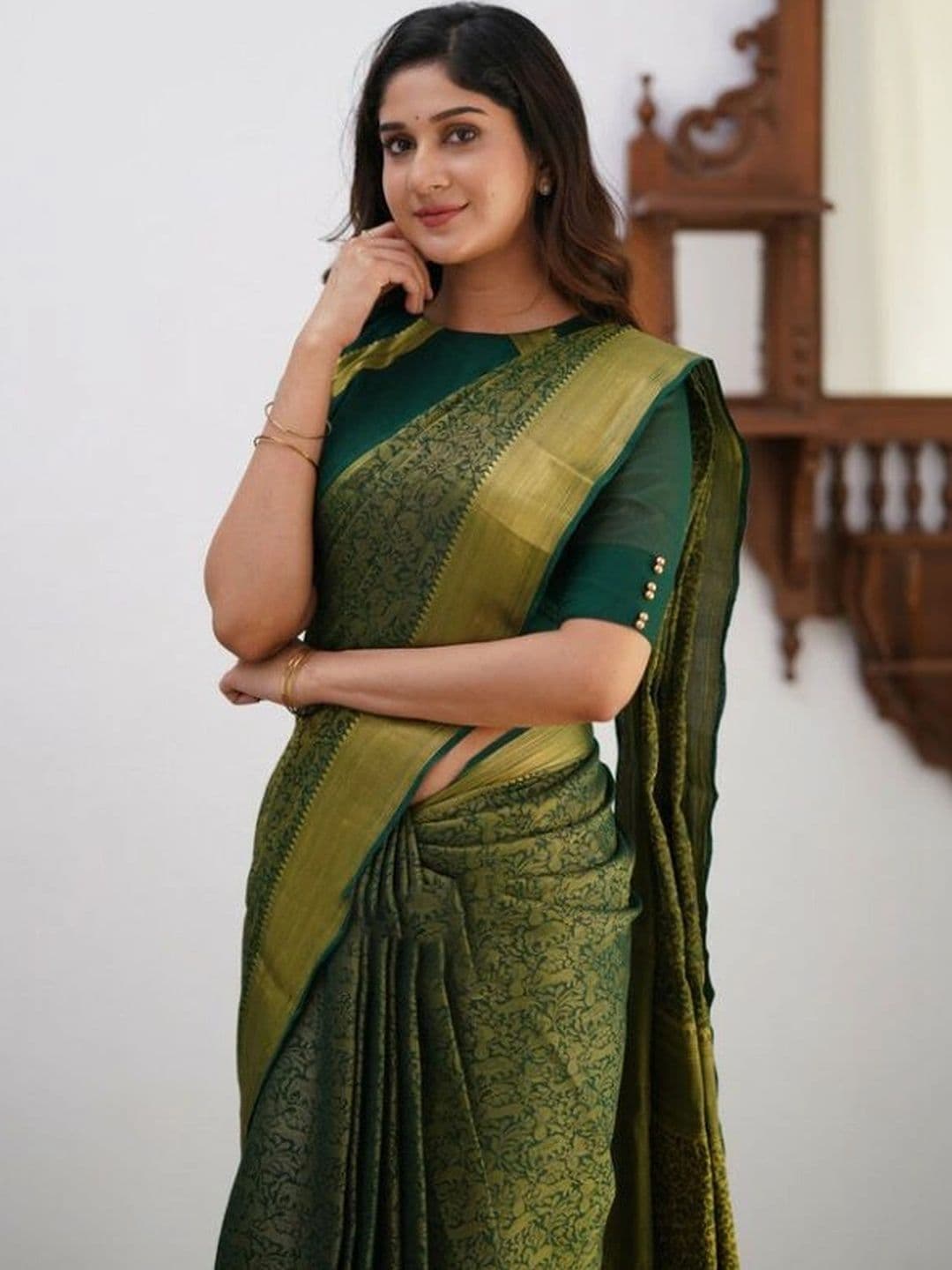 Mitera Woven Design Zari Silk Blend Banarasi Saree thumbnail 2