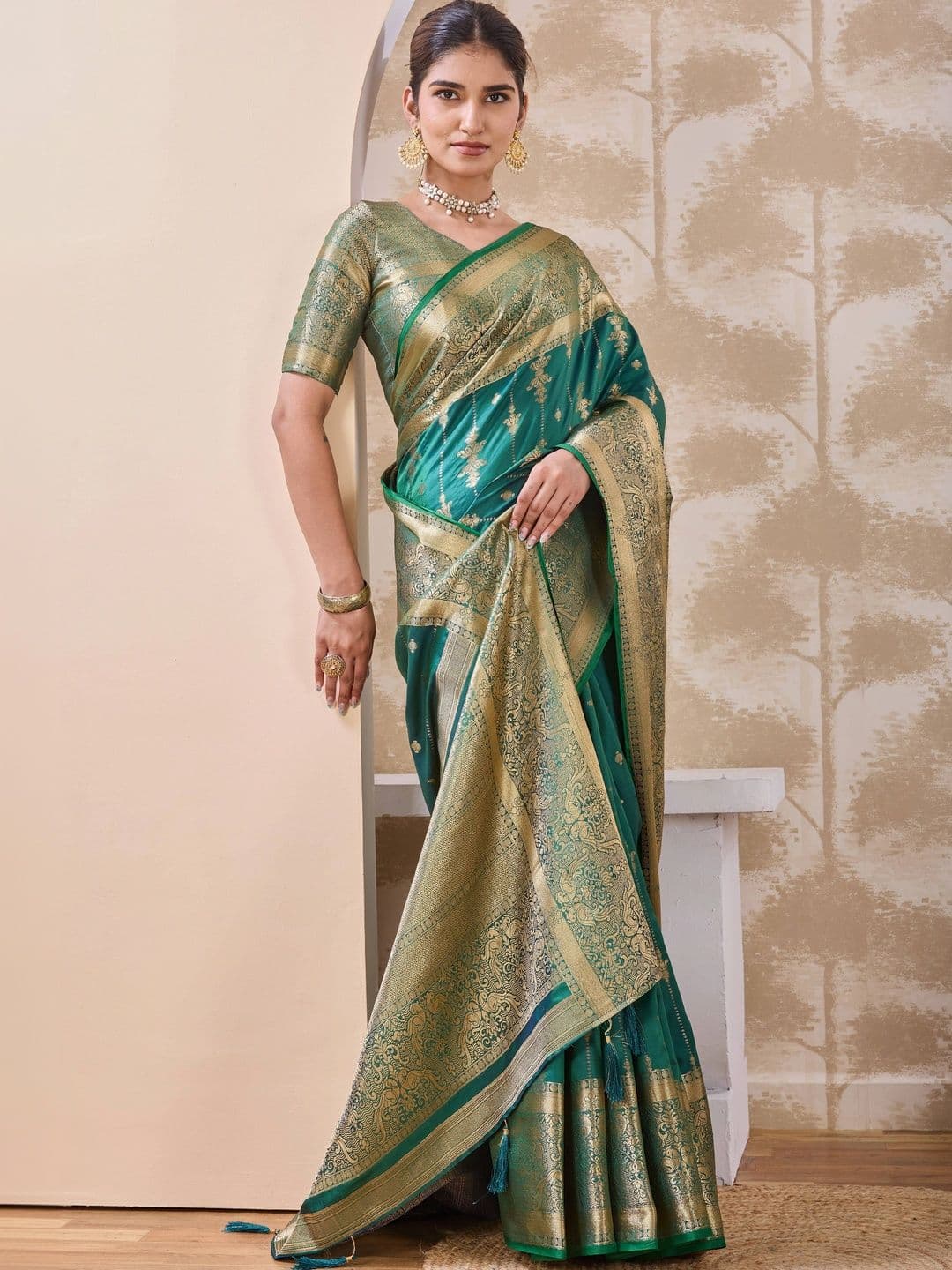 Maharanga Woven Design Zari Art Silk Banarasi Saree thumbnail 4