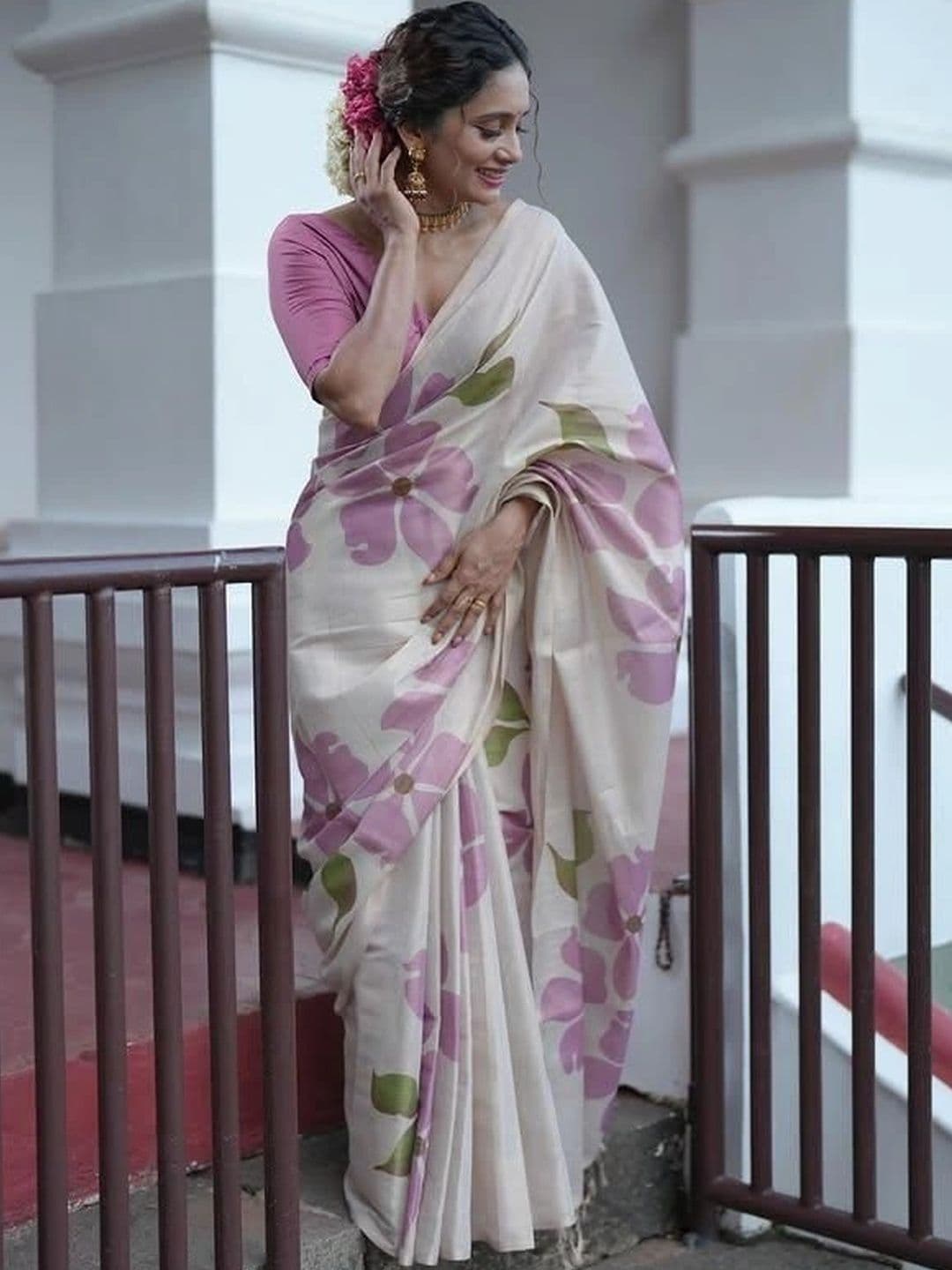 vidhyarani Women Floral Printed Saree with Blouse Piece thumbnail 3