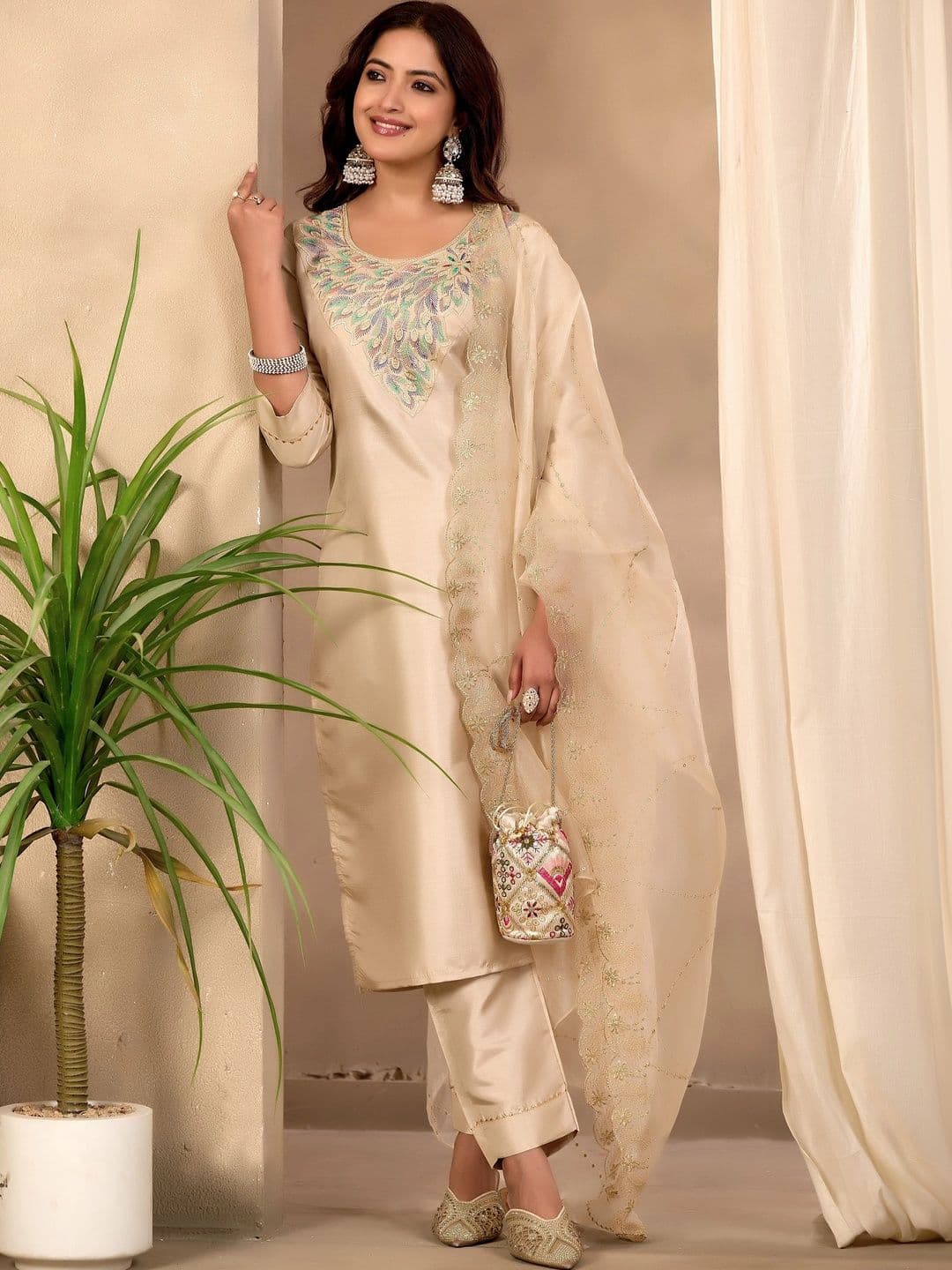 Klotden Women Ethnic Motifs Embroidered Regular Thread Work Kurta with Trousers & With Dupatta thumbnail 4