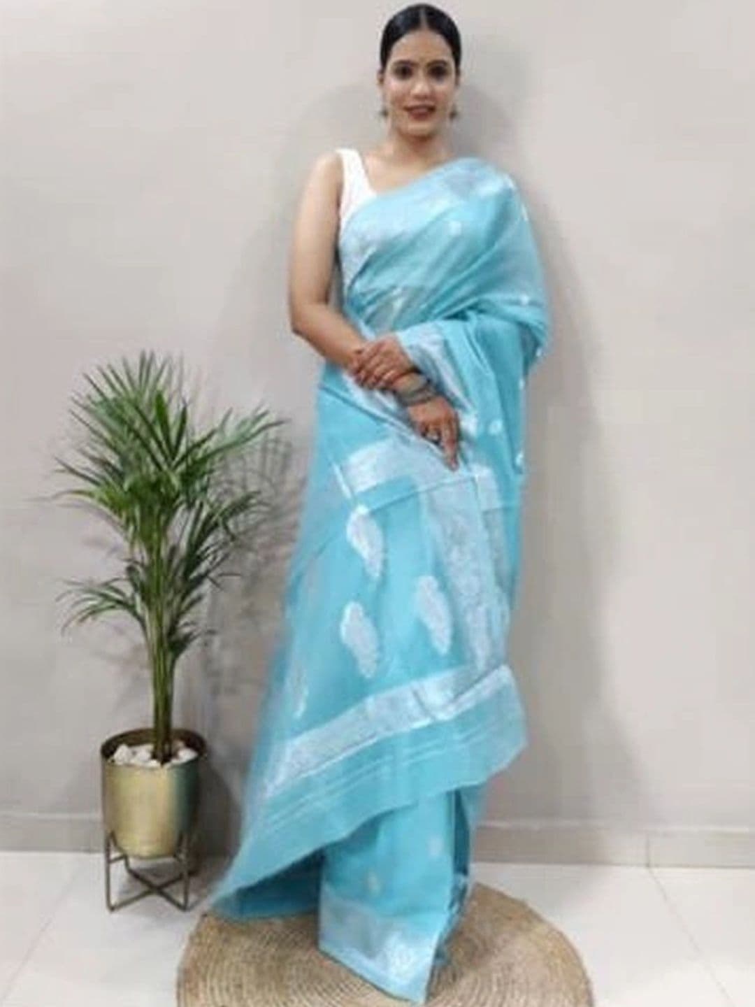 Mitera Woven Design Zari Silk Blend Banarasi Saree thumbnail 3