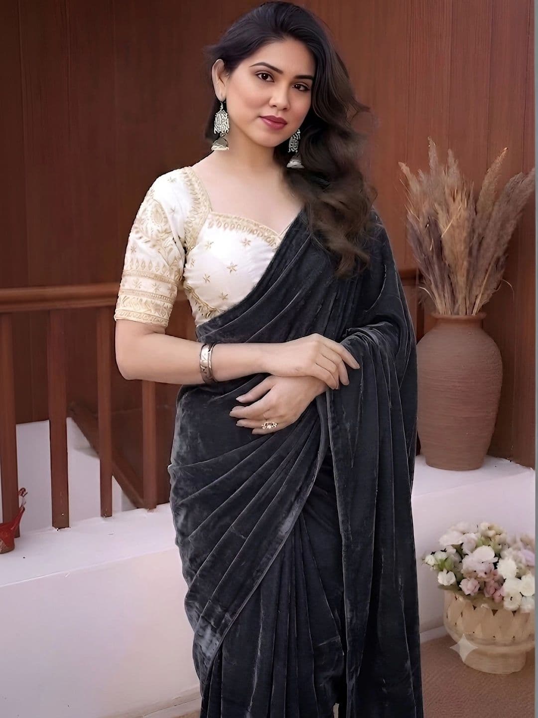 VRAGI Women Solid Lycra Saree thumbnail 4
