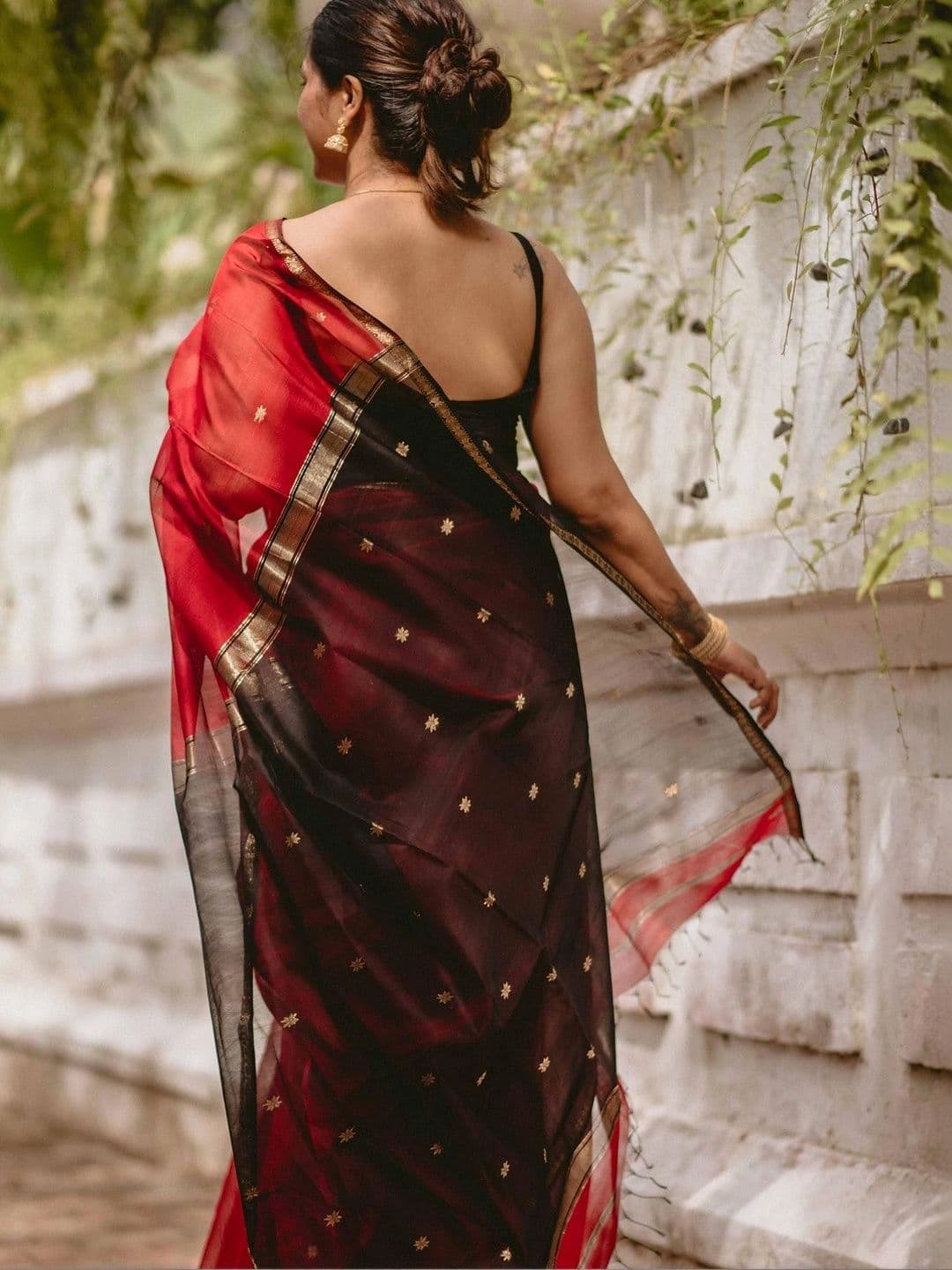 HERE&NOW Woven Design Zari Silk Blend Banarasi Saree thumbnail 4