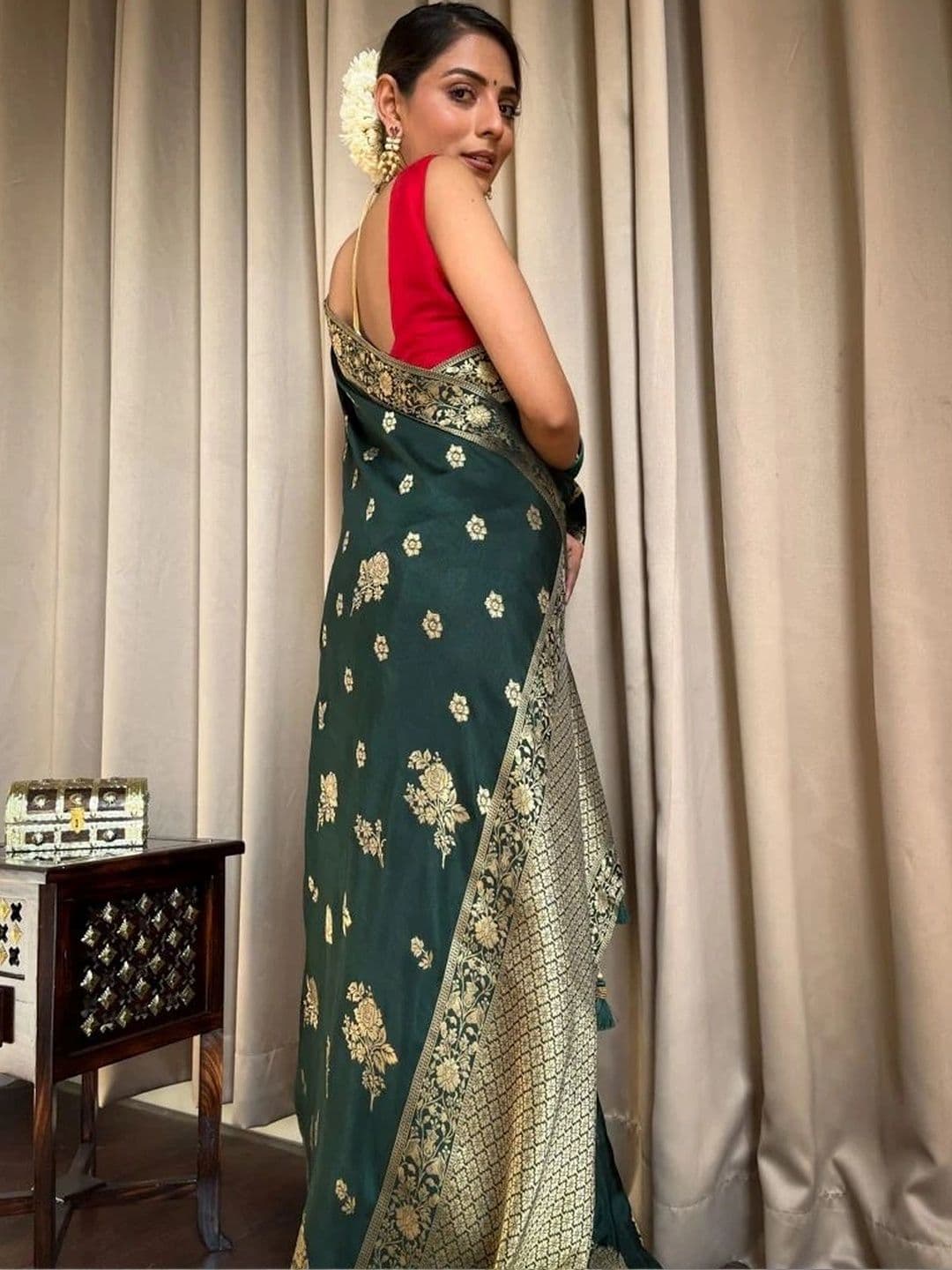 HERE&NOW Woven Design Zari Silk Blend Banarasi Saree thumbnail 3