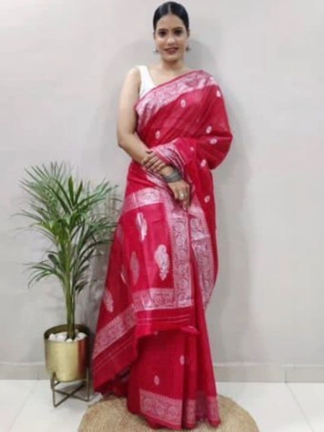 Mitera Woven Design Zari Silk Blend Banarasi Saree thumbnail 5