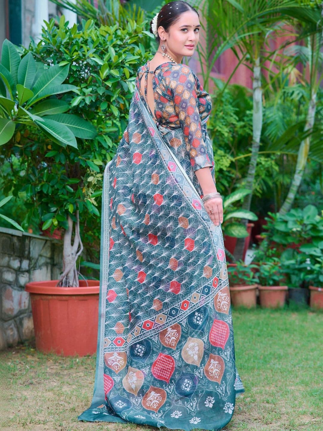 Maroosh women Floral Saree thumbnail 7