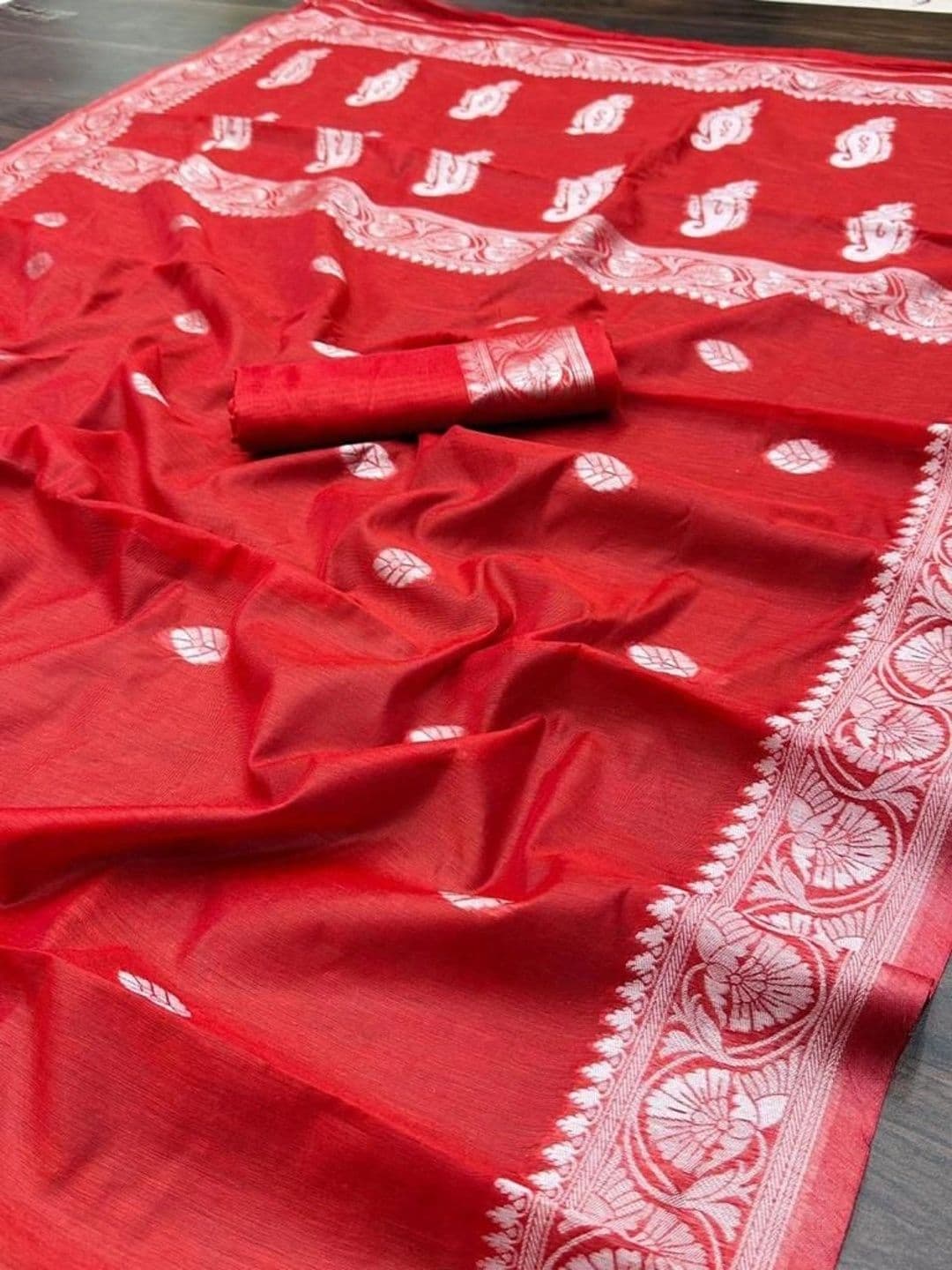 Mitera Woven Design Zari Silk Blend Banarasi Saree thumbnail 5