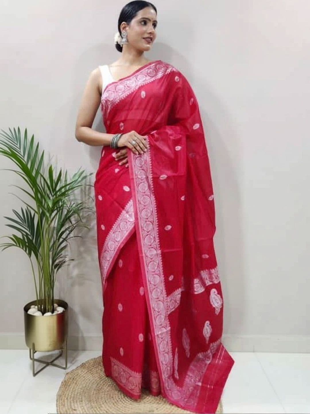 Mitera Woven Design Zari Silk Blend Banarasi Saree thumbnail 4