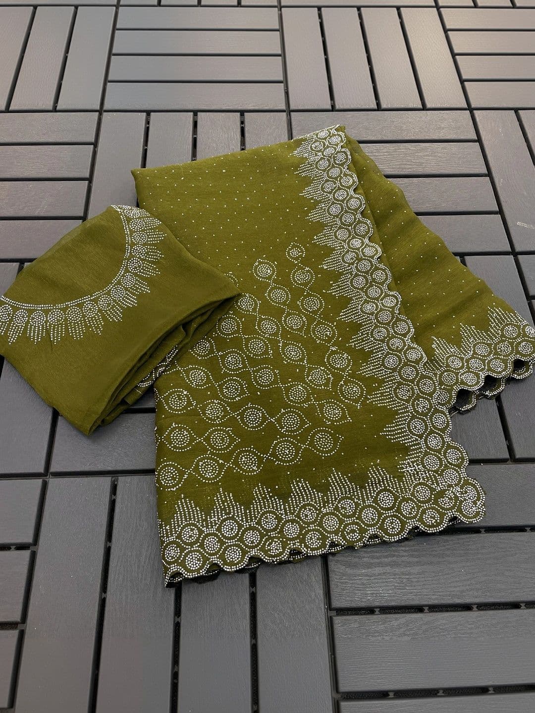 SmileyFashion Pure Georgette Saree thumbnail 4