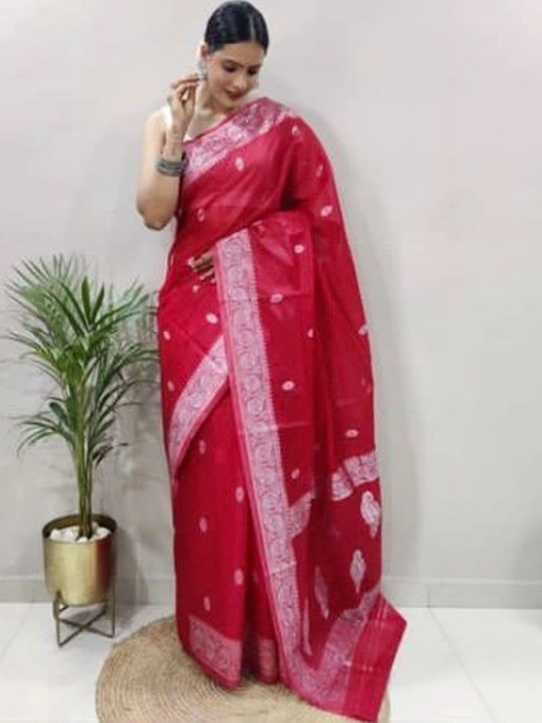 Mitera Woven Design Zari Silk Blend Banarasi Saree thumbnail 2
