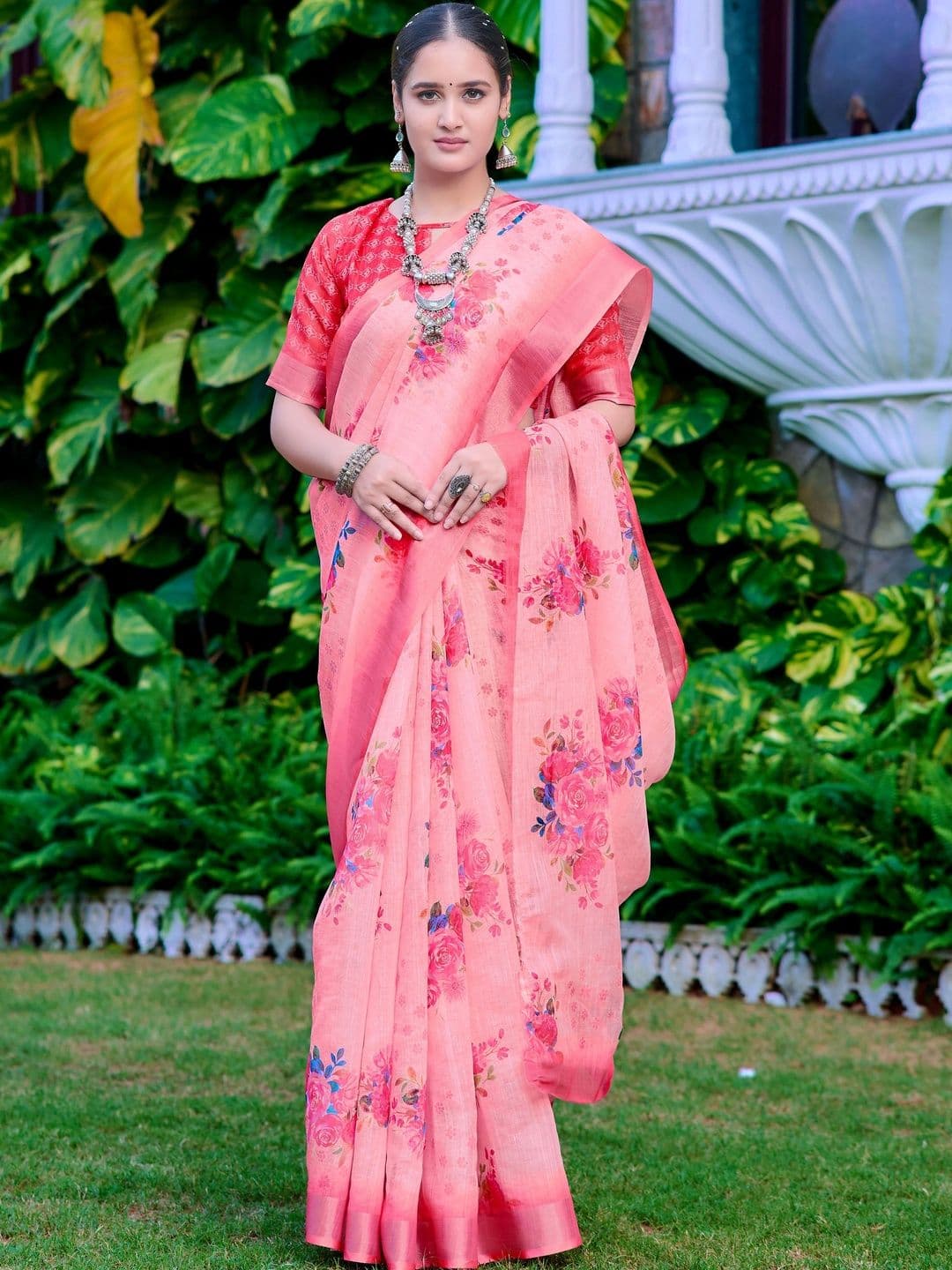 MANVAA Women Floral Printed Saree thumbnail 5