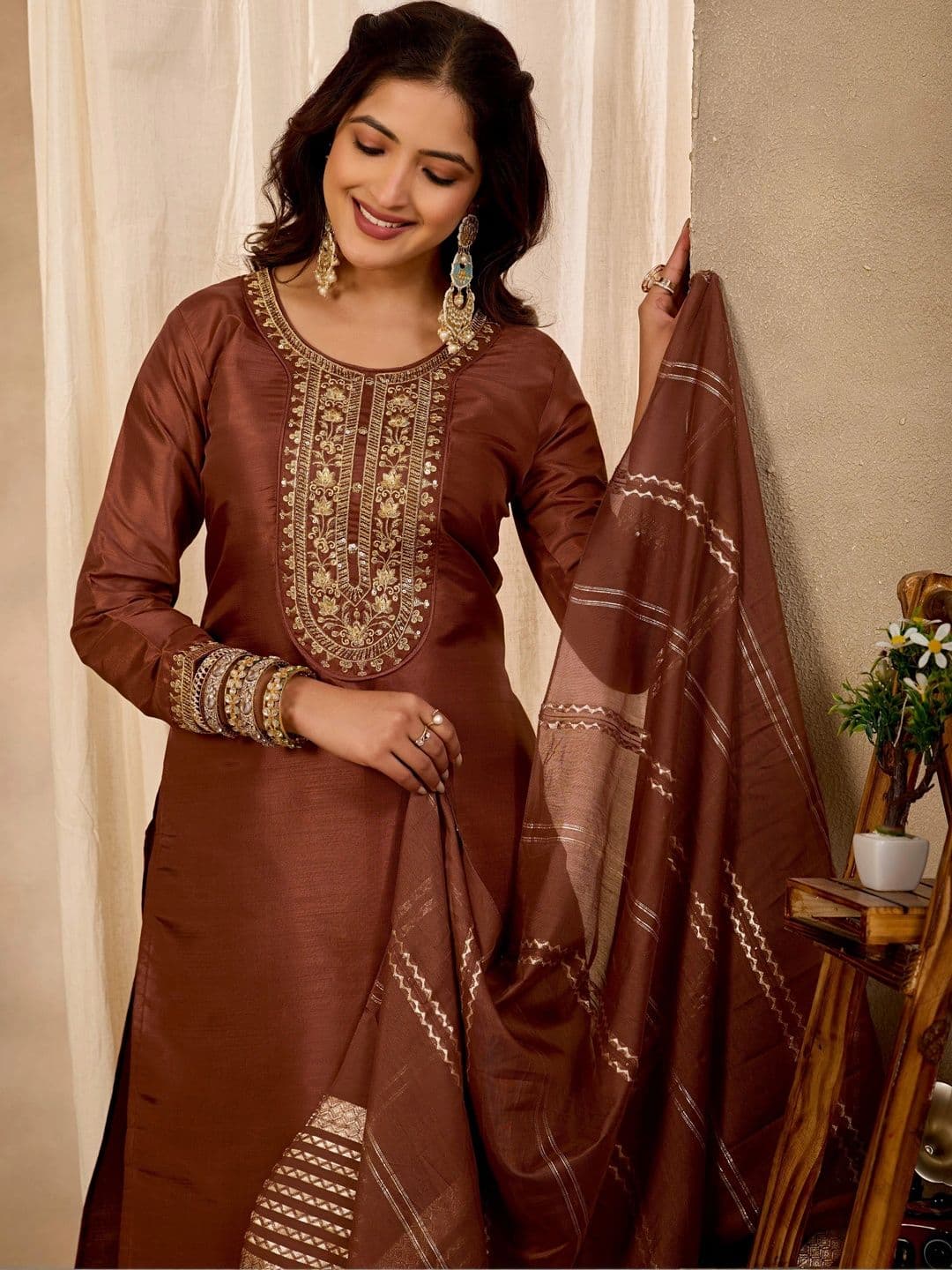 Klotden Women Ethnic Motifs Embroidered Regular Kurta with Trousers & Dupatta thumbnail 5