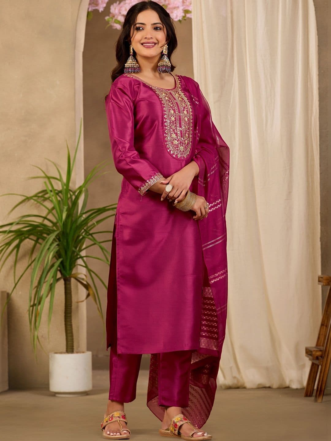 Klotden Women Ethnic Motifs Embroidered Regular Thread Work Kurta with Trousers & With Dupatta thumbnail 6