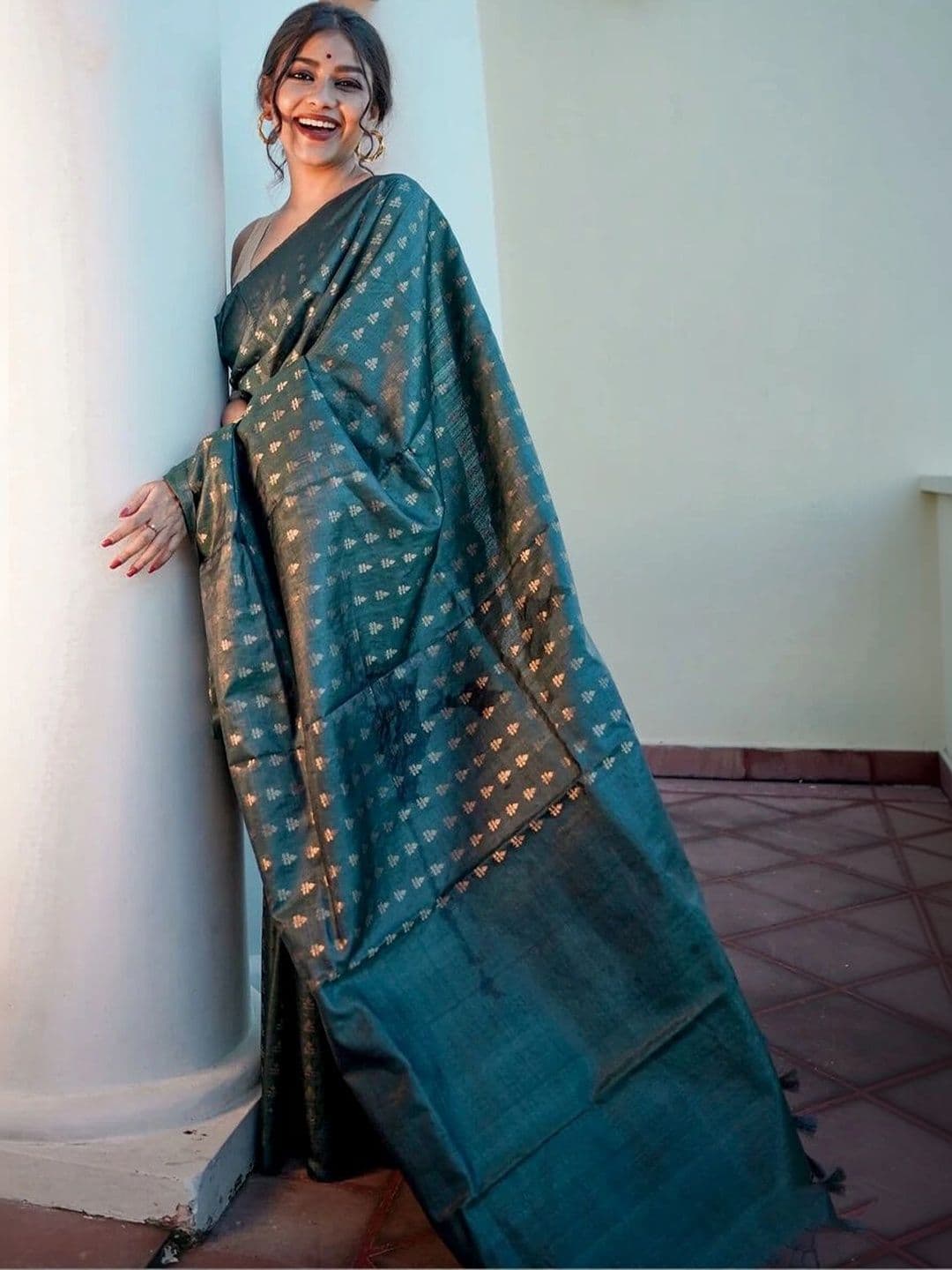Mitera Woven Design Zari Silk Blend Banarasi Saree thumbnail 7