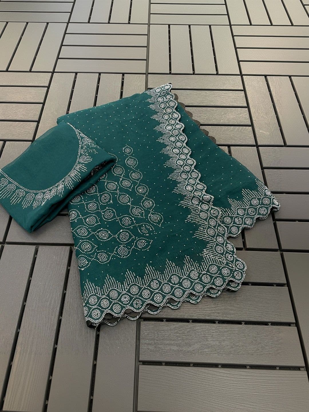 SmileyFashion Embellished Pure Georgette Saree thumbnail 4