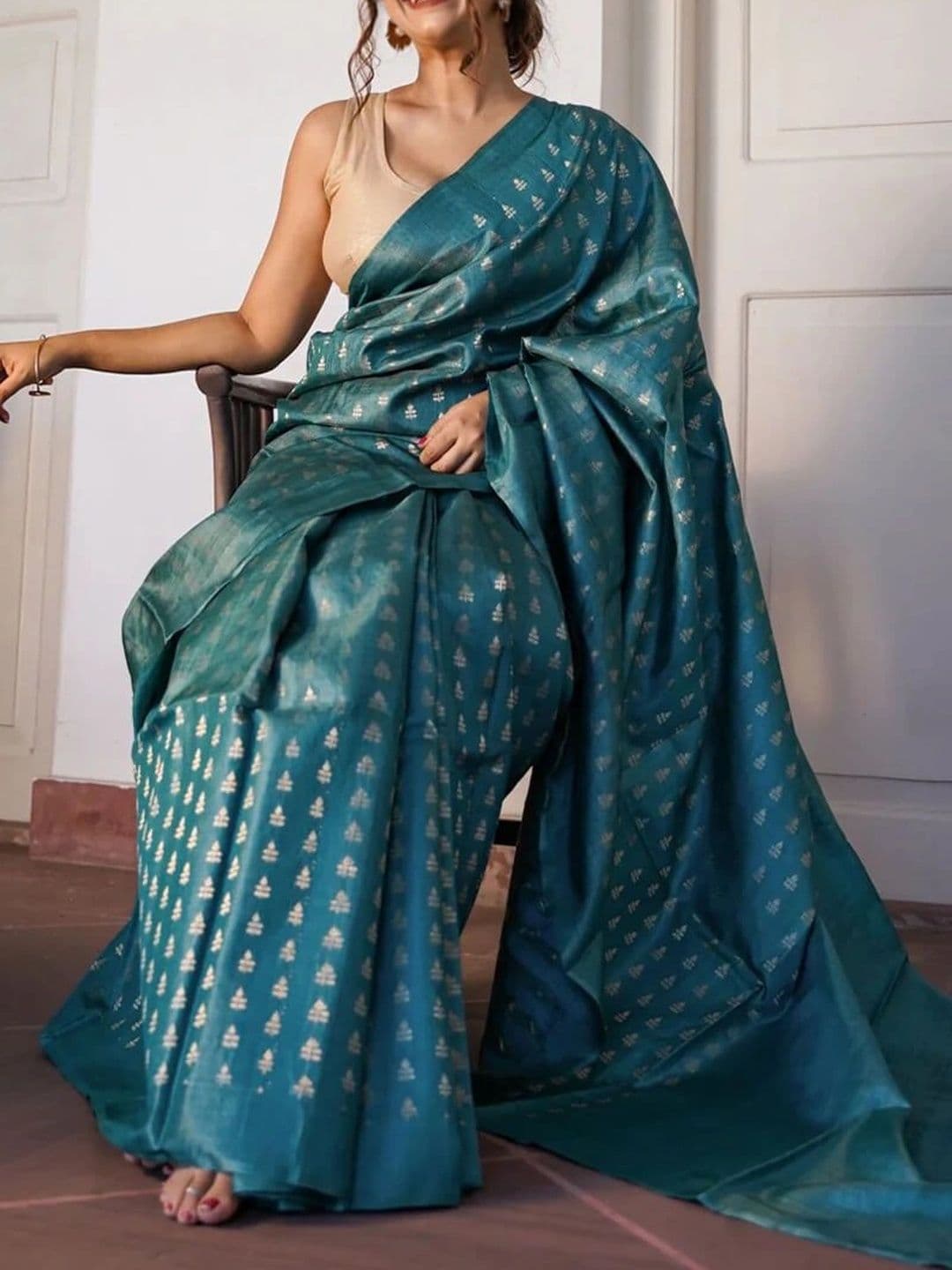 Mitera Woven Design Zari Silk Blend Banarasi Saree thumbnail 4