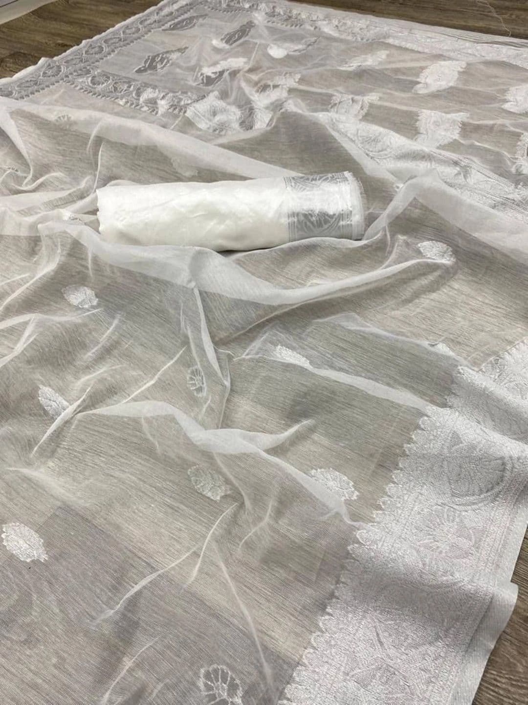 Mitera Woven Design Zari Silk Blend Banarasi Saree thumbnail 3