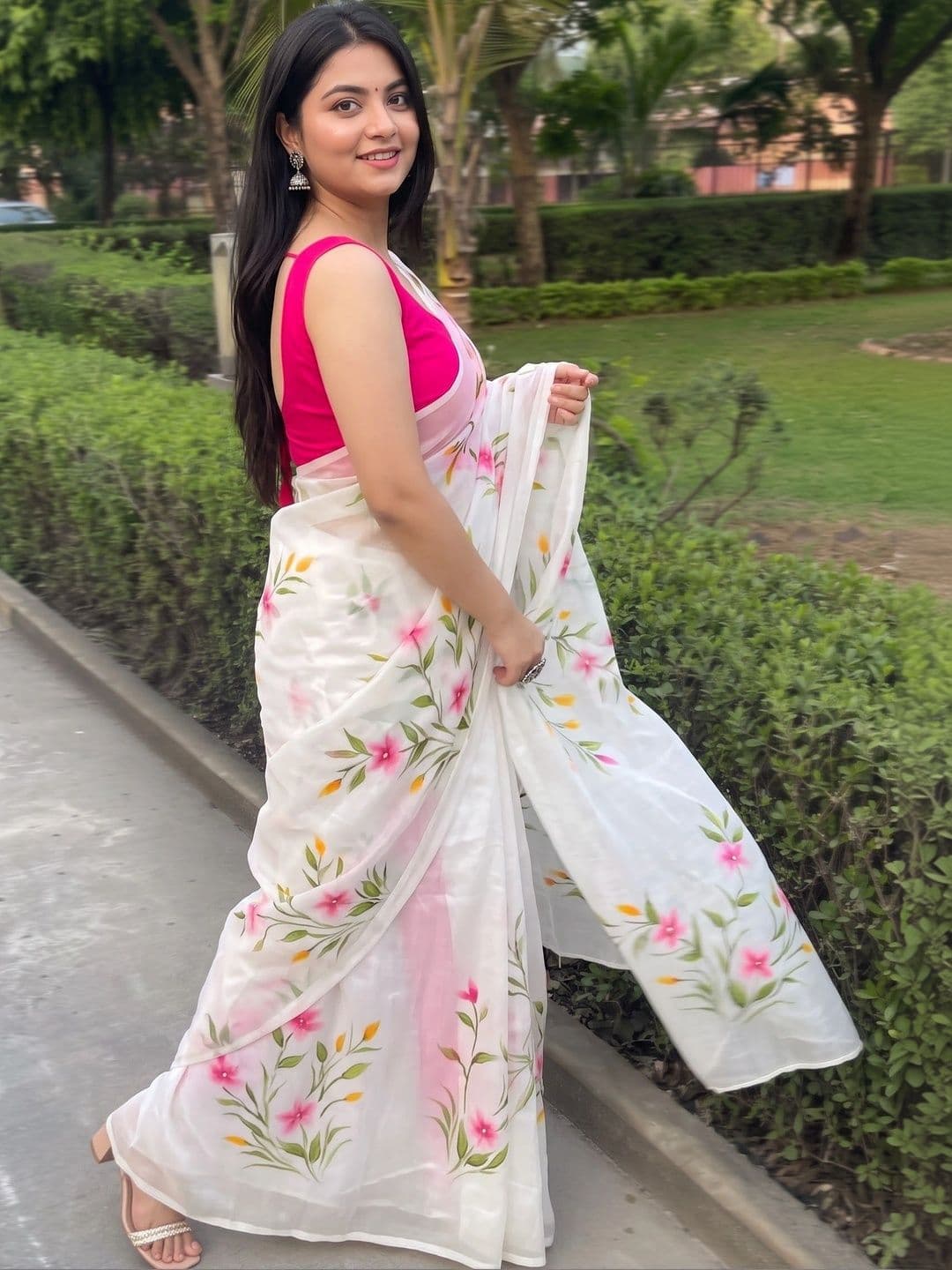 IndianRang Women Linen Blend Designer Saree thumbnail 2